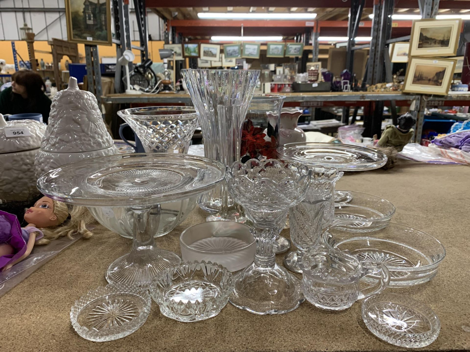 LARGE QUANTITY OF GLASSWARE TO INCLUDE VASES, CAKE STANDS ETC