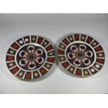 A PAIR OF ROYAL CROWN DERBY OLD IMARI 1128 DINNER PLATES