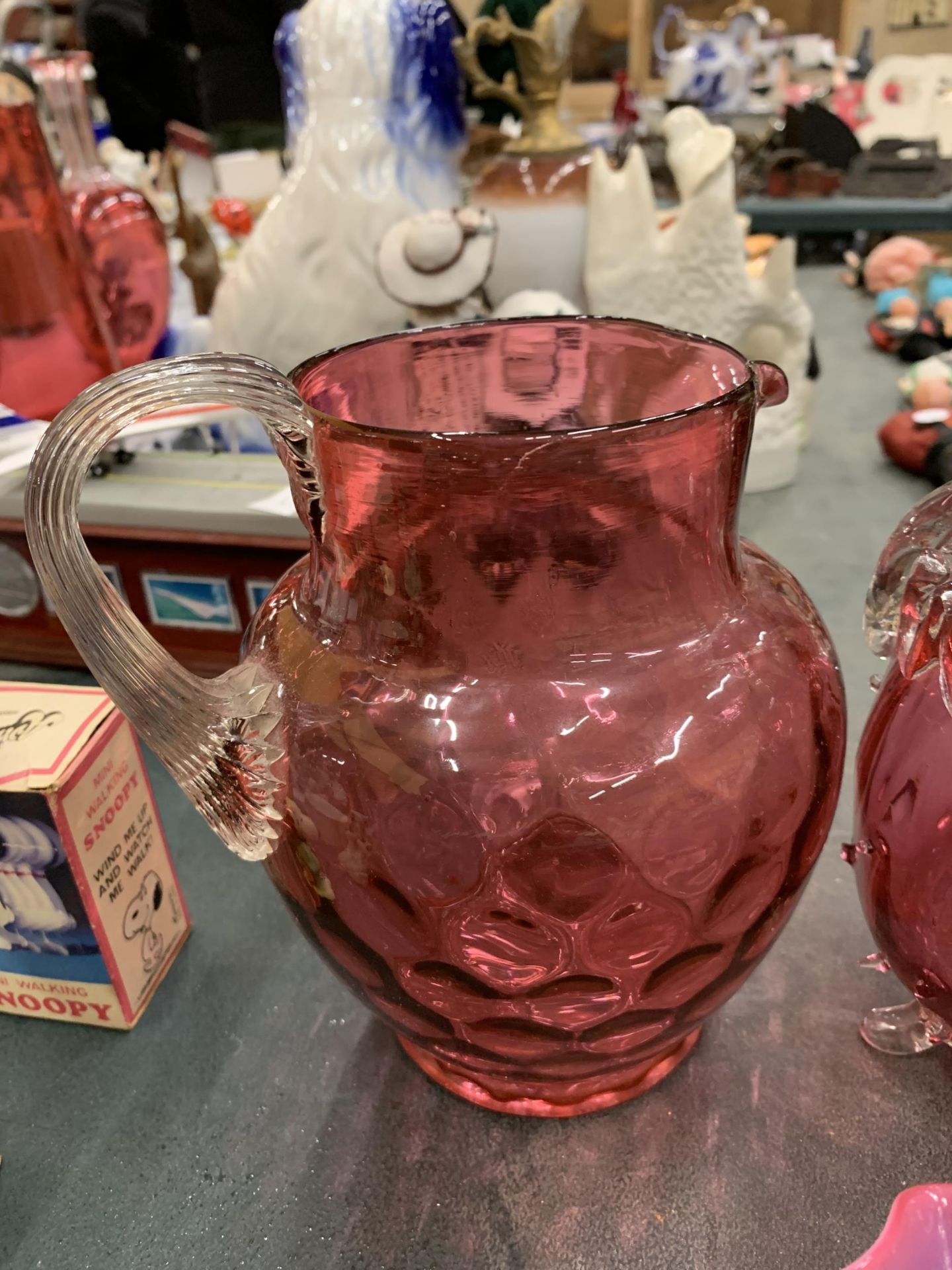 A LARGE QUANTITY OF CRANBERRY GLASS TO INCLUDE JUGS, GLASSES, BOWLS, ETC - Image 2 of 5