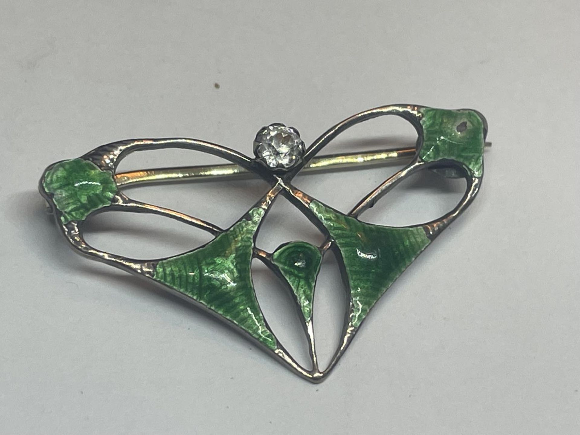 A CHARLES HORNER CHESTER SILVER AND ENAMELLED BROOCH IN A PRESENTATION BOX