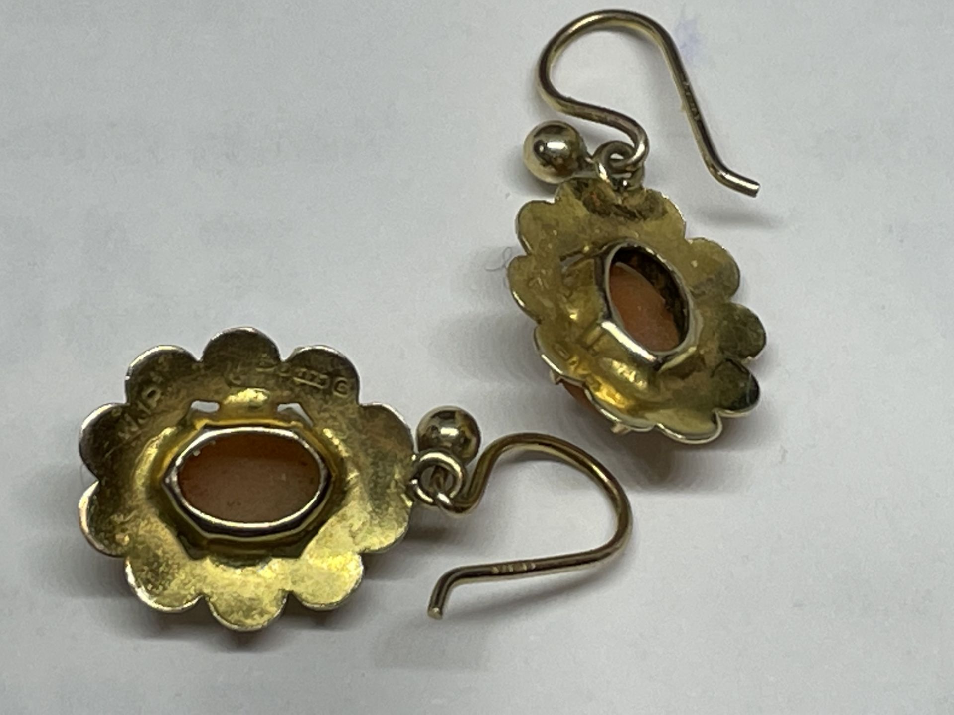 A PAIR OF MARKED 375 GOLD EARRINGS WITH CAMEOS IN A PRESENTATION BOX GROSS WEIGHT 1.87 GRAMS - Image 2 of 4