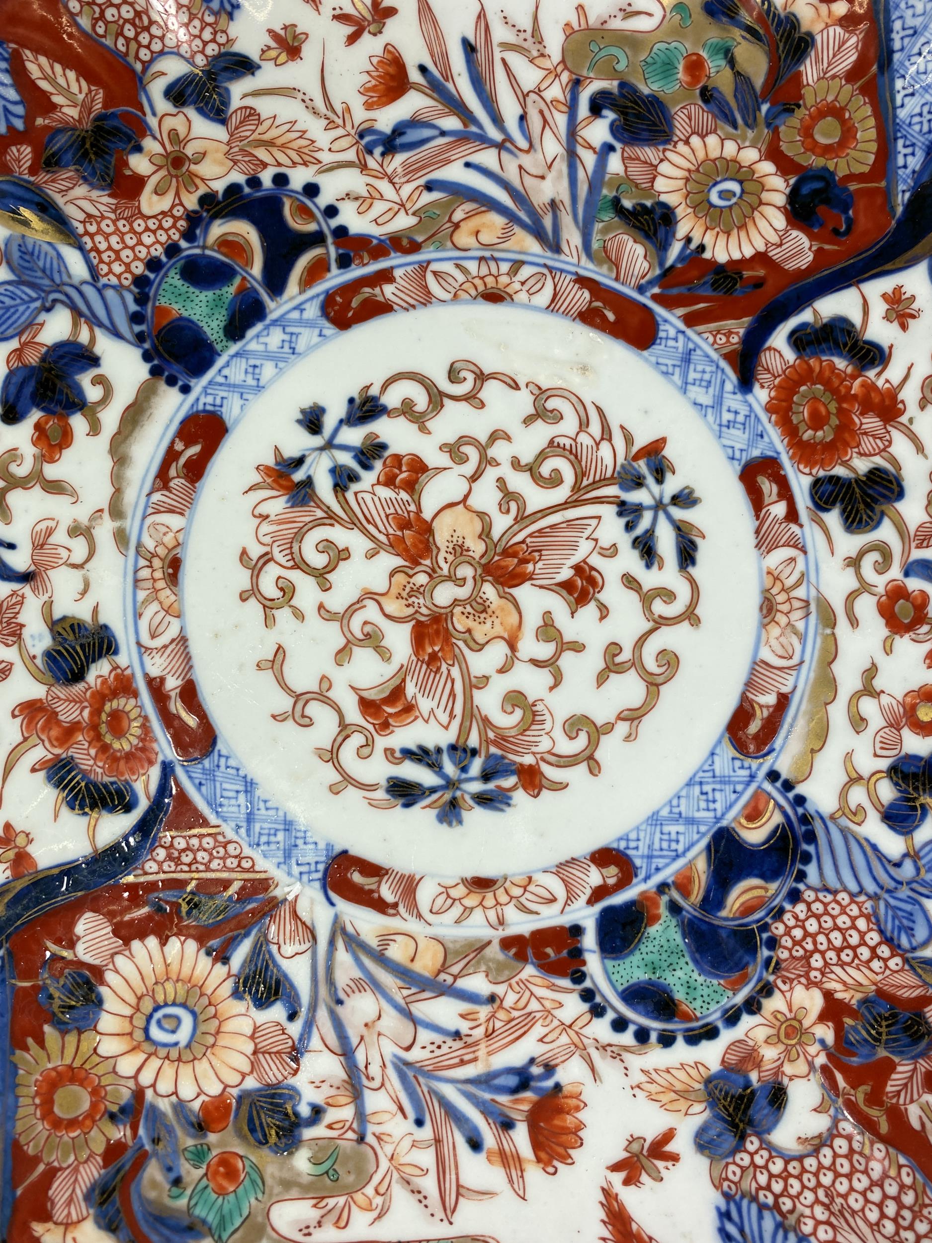AN UNUSUAL SQUARE FORM JAPANESE MEIJI PERIOD (1868-1912) IMARI HAND PAINTED CHARGER 27.5CM - Image 2 of 3