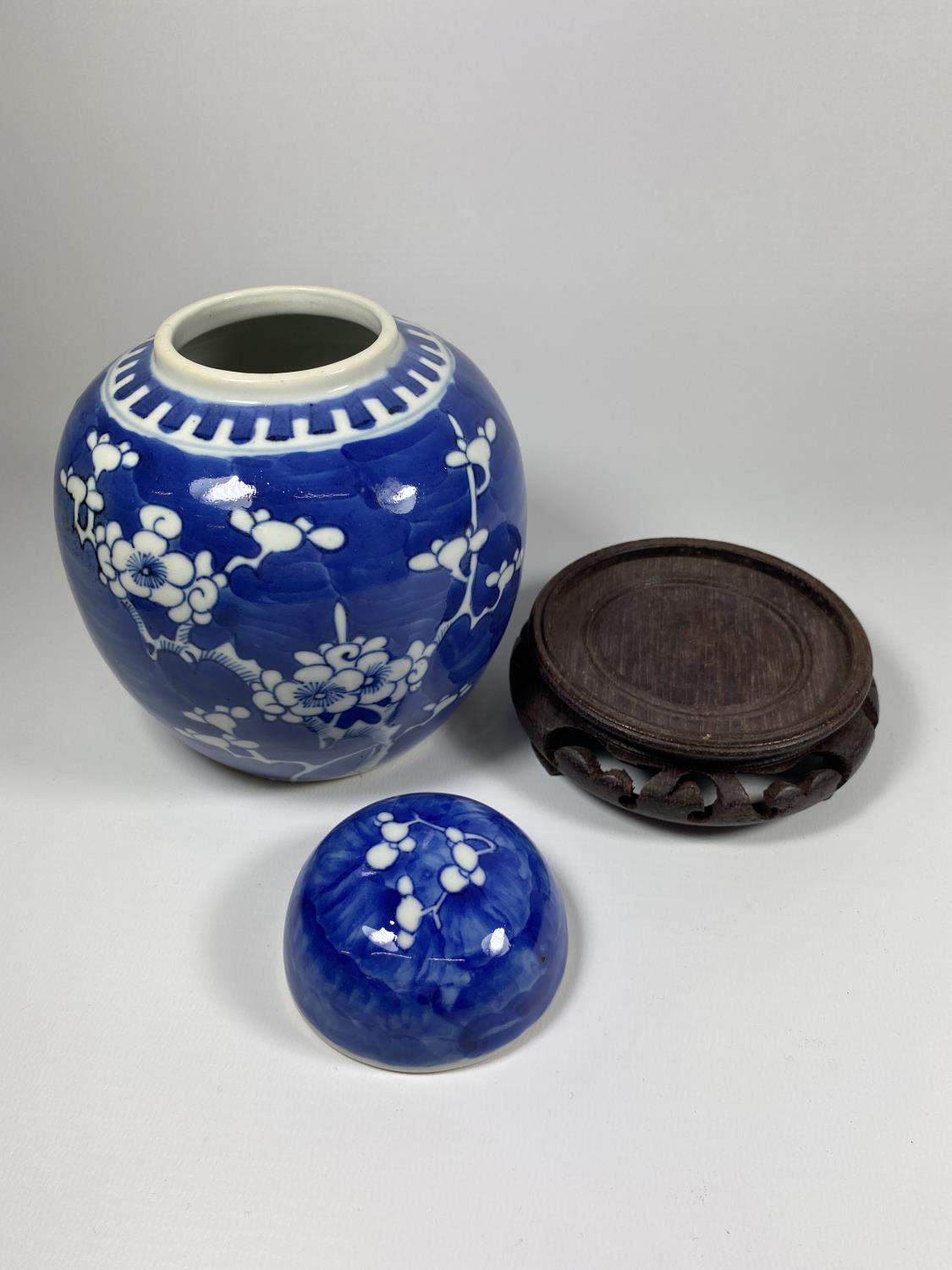 A LATE 19TH CENTURY CHINESE PORCELAIN PRUNUS BLOSSOM PATTERN GINGER JAR ON WOODEN BASE, DOUBLE - Image 3 of 6