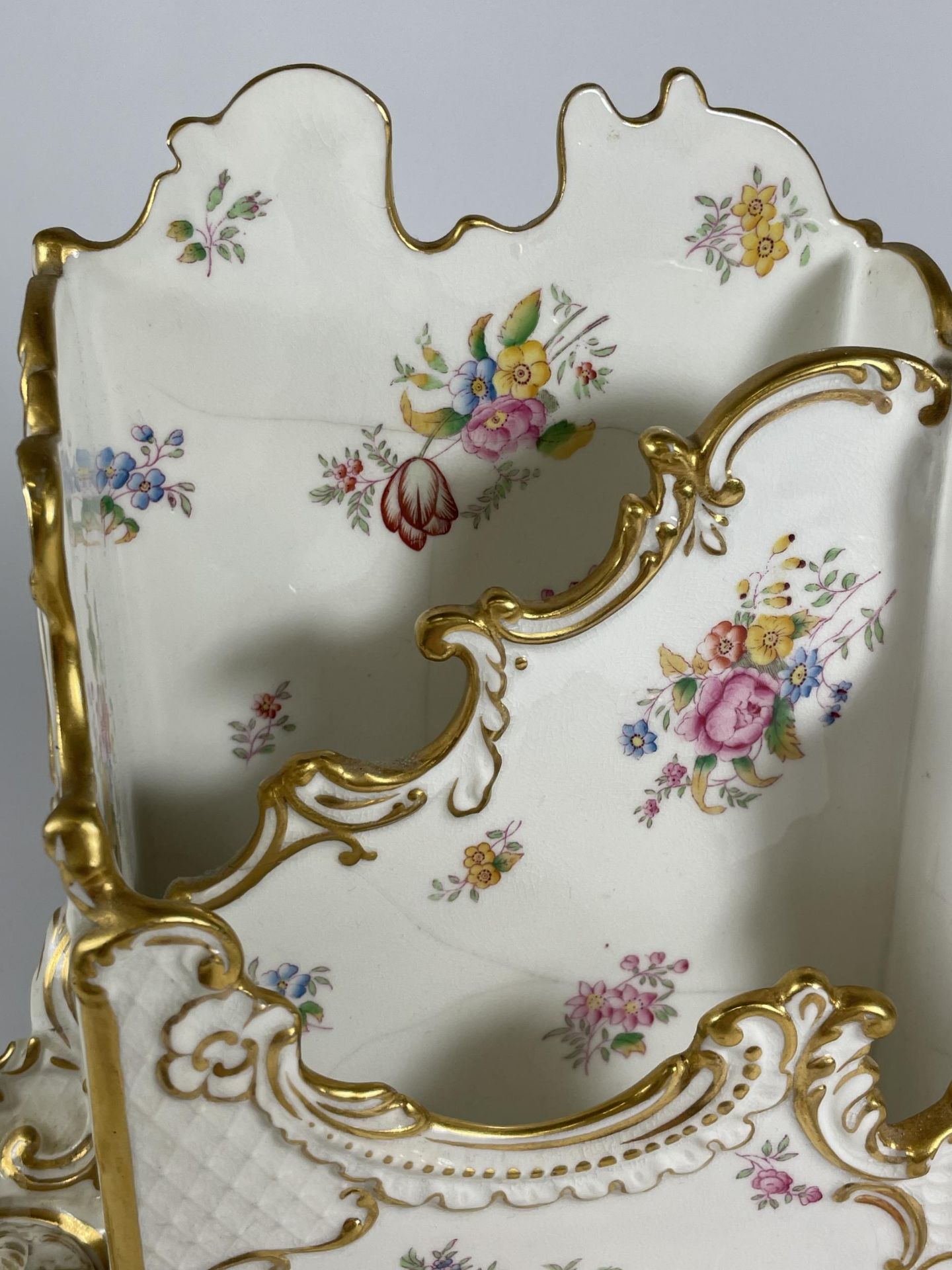 AN EARLY 20TH CENTURY T GOODE & CO COPELAND PORCELAIN DRESSING TABLE STAND / TIDY, (A/F), HEIGHT - Image 2 of 5