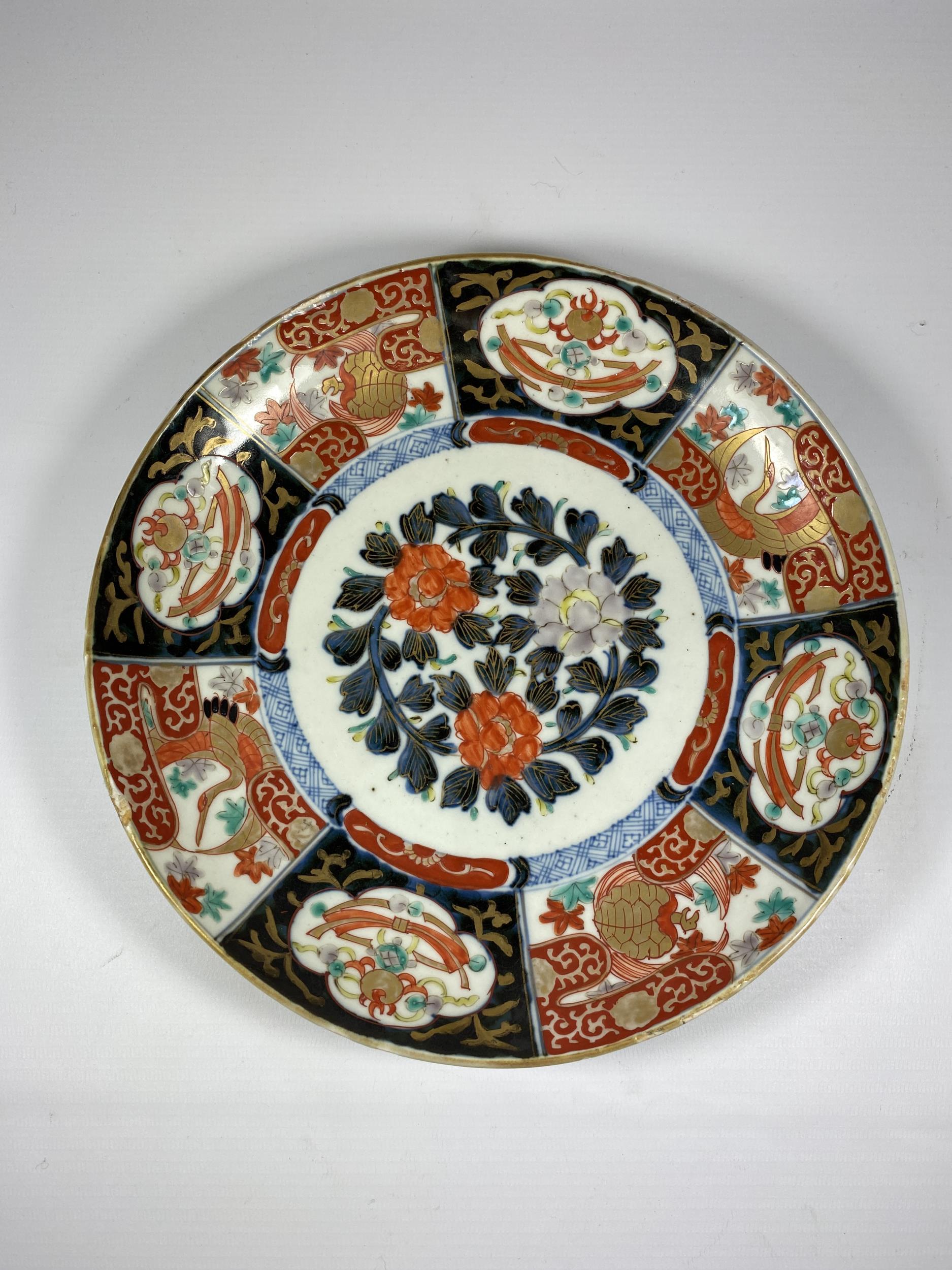 A JAPANESE MEIJI PERIOD (1868-1912) HAND PAINTED CHARGER, DIAMETER 25CM