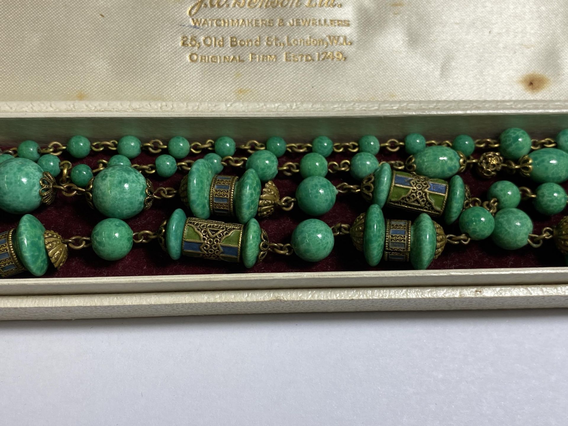 A BOXED ORIENTAL GREEN HARDSTONE NECKLACE - Image 2 of 4