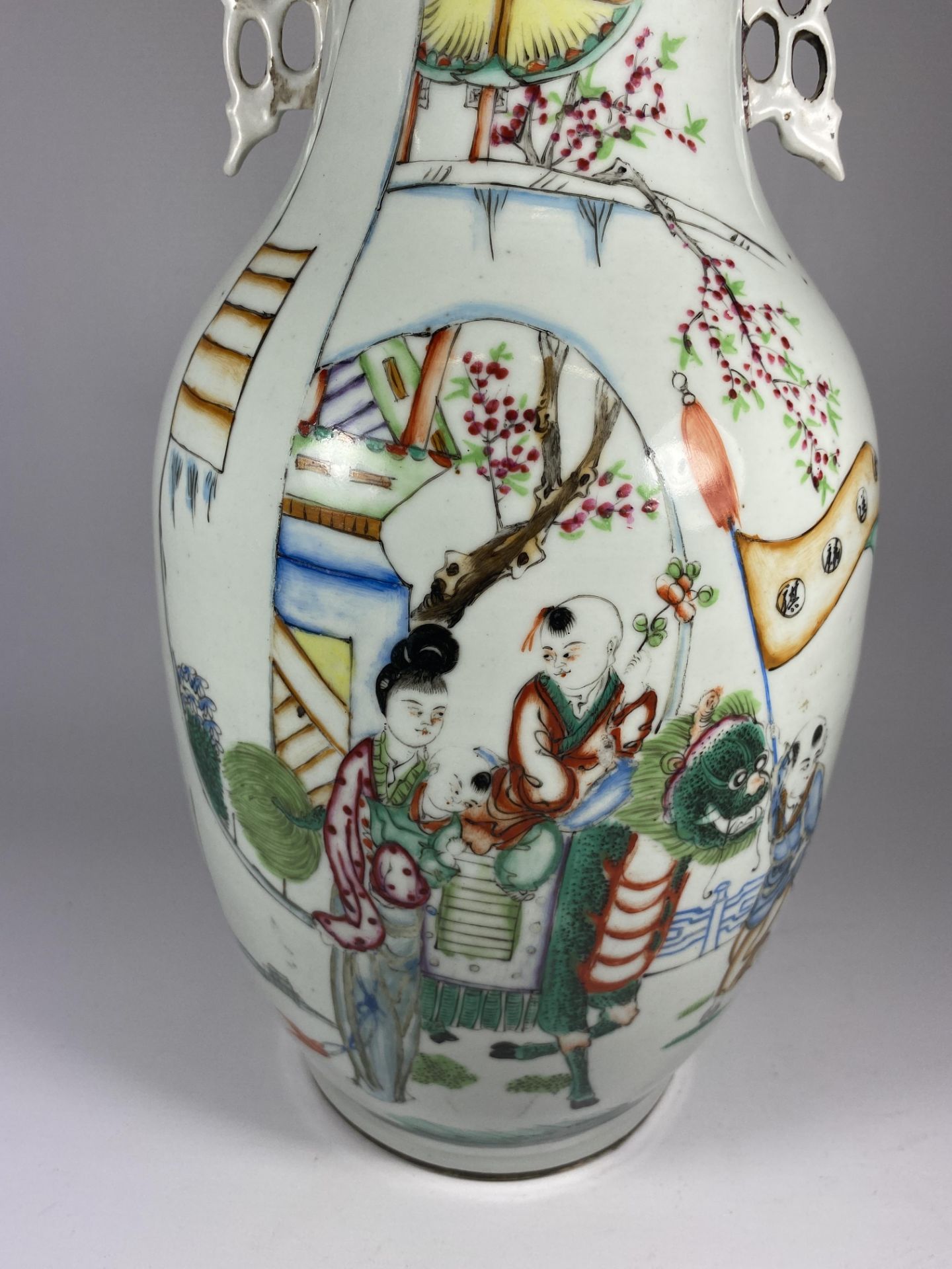 A LARGE 19TH CENTURY CHINESE QING PORCELAIN VASE WITH FIGURAL & CALLIGRAPHY DESIGN, HEIGHT 43CM - Image 2 of 4