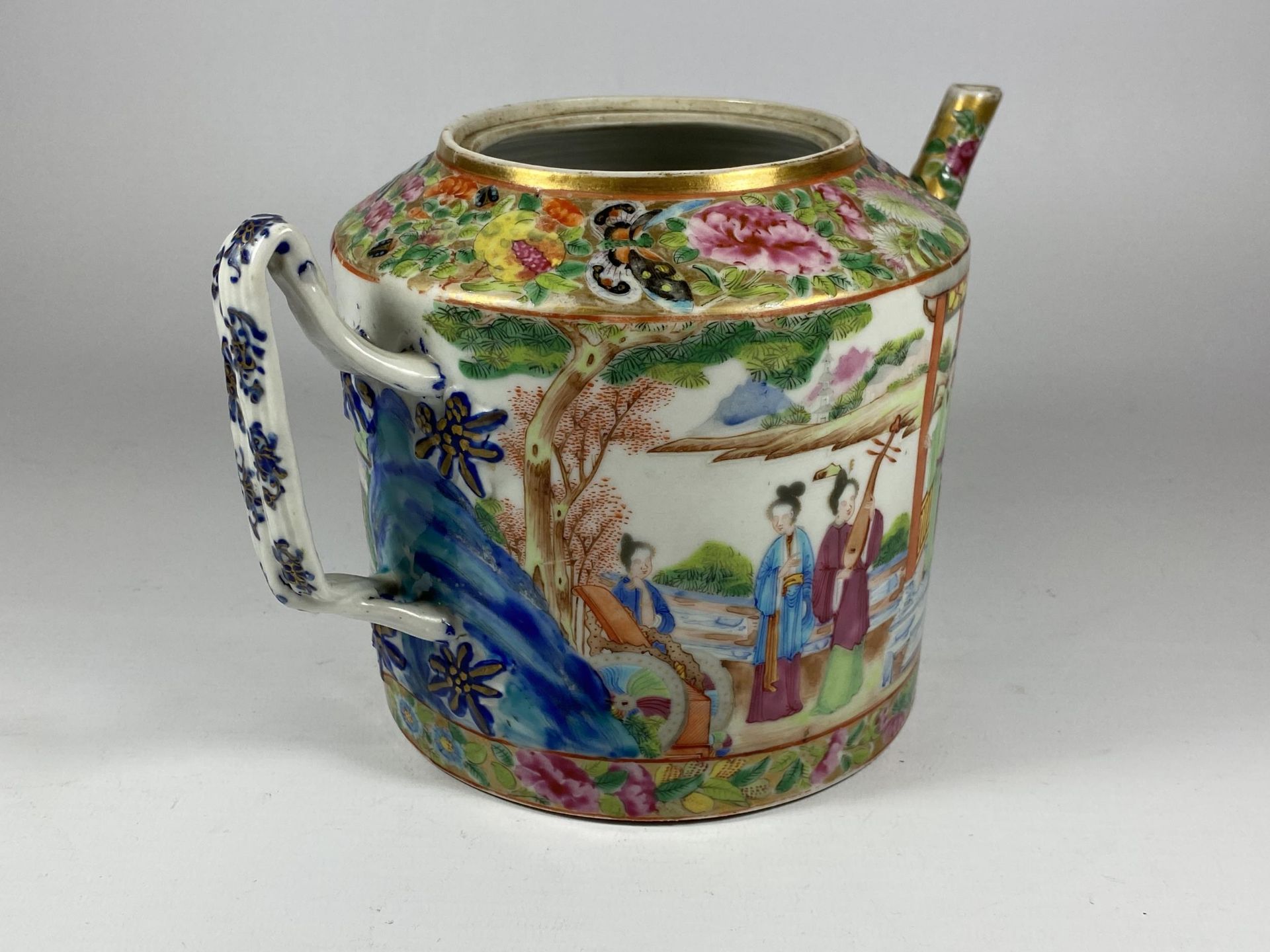 A 19TH CENTURY CHINESE CANTON FAMILLE ROSE TEAPOT, HEIGHT 14CM - Image 2 of 4