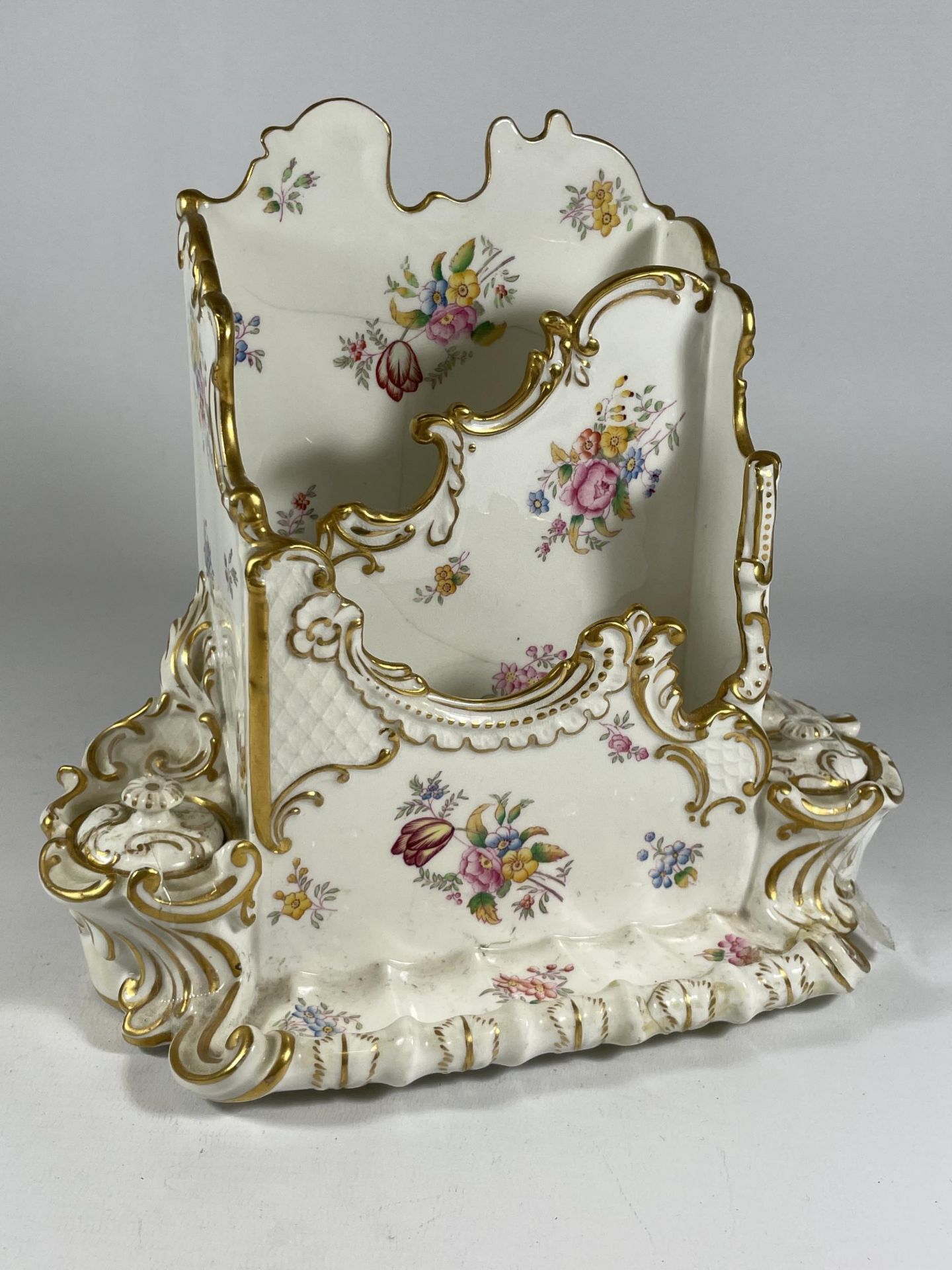AN EARLY 20TH CENTURY T GOODE & CO COPELAND PORCELAIN DRESSING TABLE STAND / TIDY, (A/F), HEIGHT