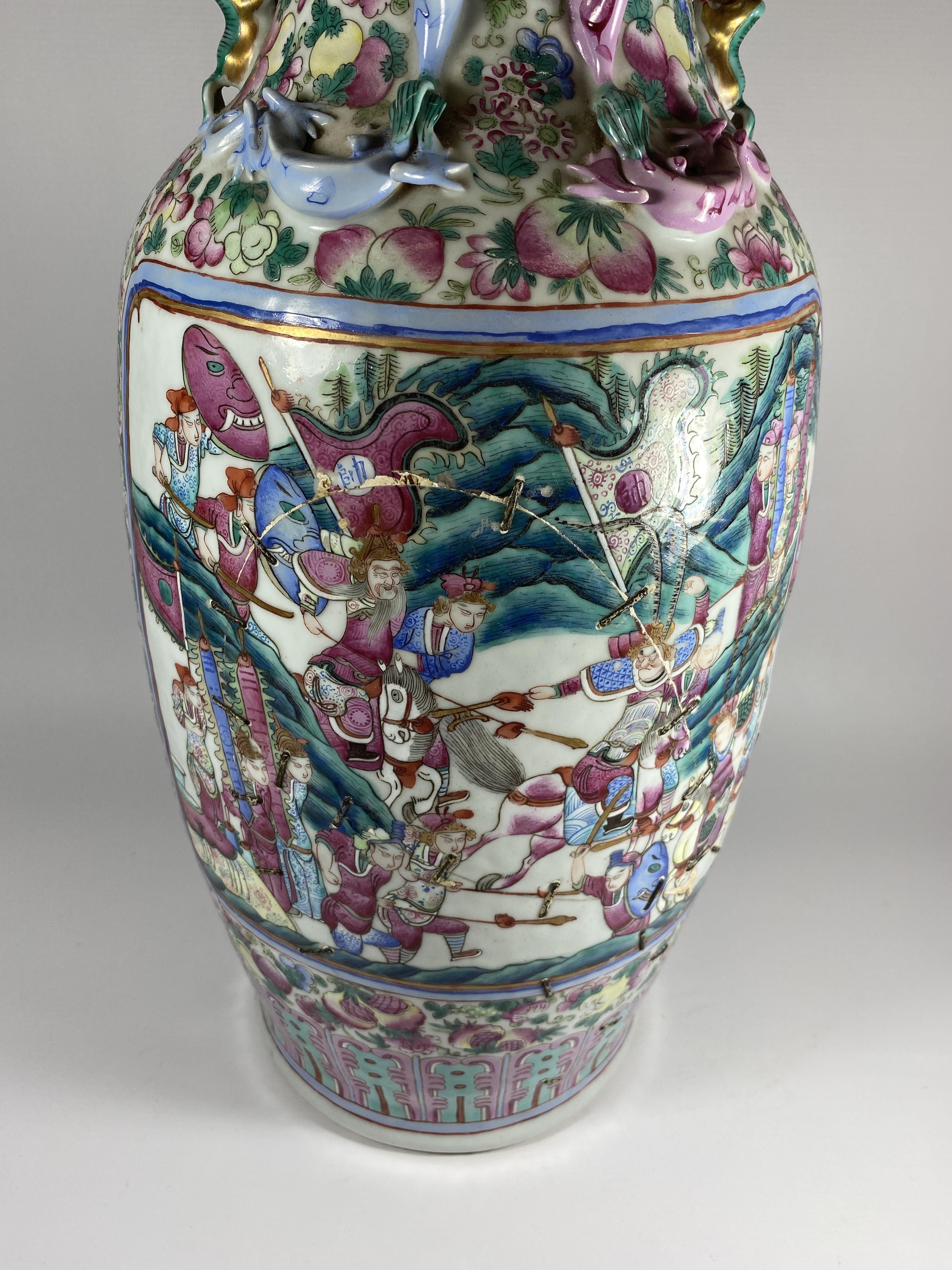 A LARGE MID-LATE 19TH CENTURY CHINESE FLOOR VASE WITH CEREMONIAL DESIGN PANELS, HEIGHT 63CM, (A/F) - Image 6 of 8