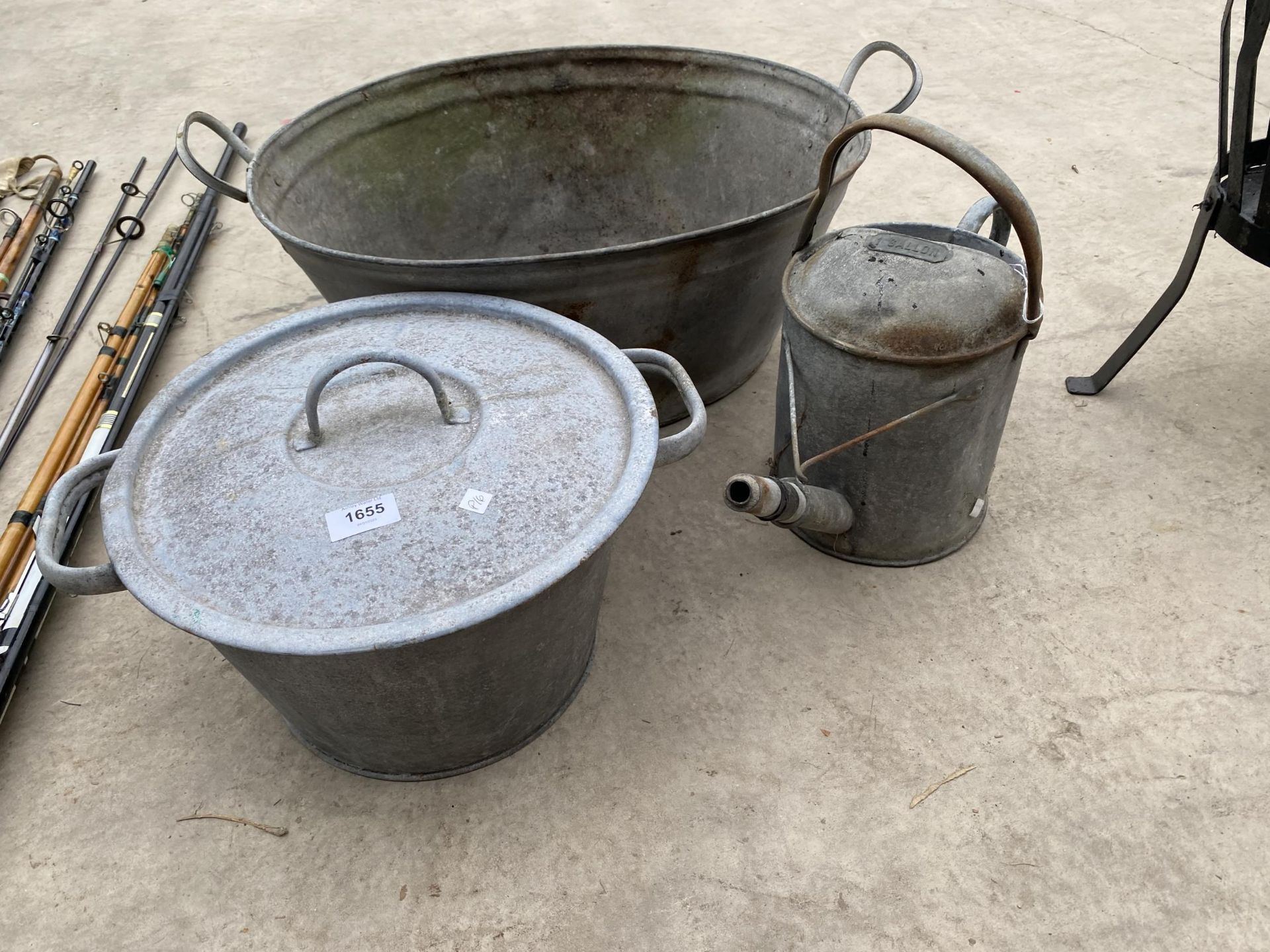 A VINTAGE GALVANISED TIN BATH, A GALVANISED WATERING CAN AND A GALVANISED PAN