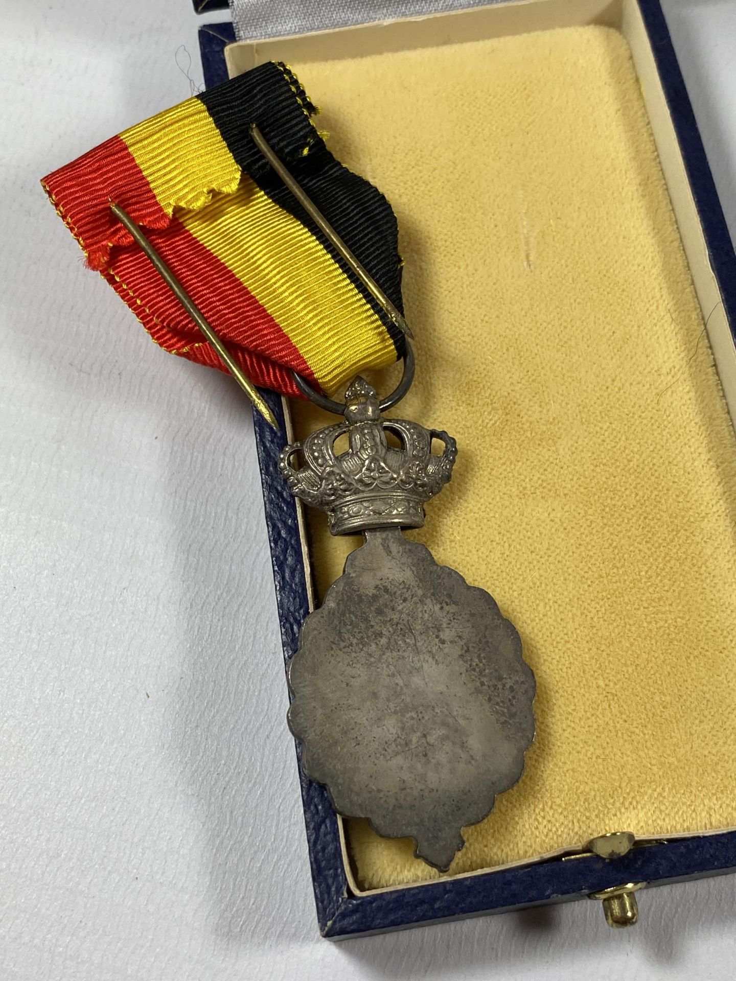 A VINTAGE BOXED FRENCH MEDAL & RIBBON - Image 3 of 3