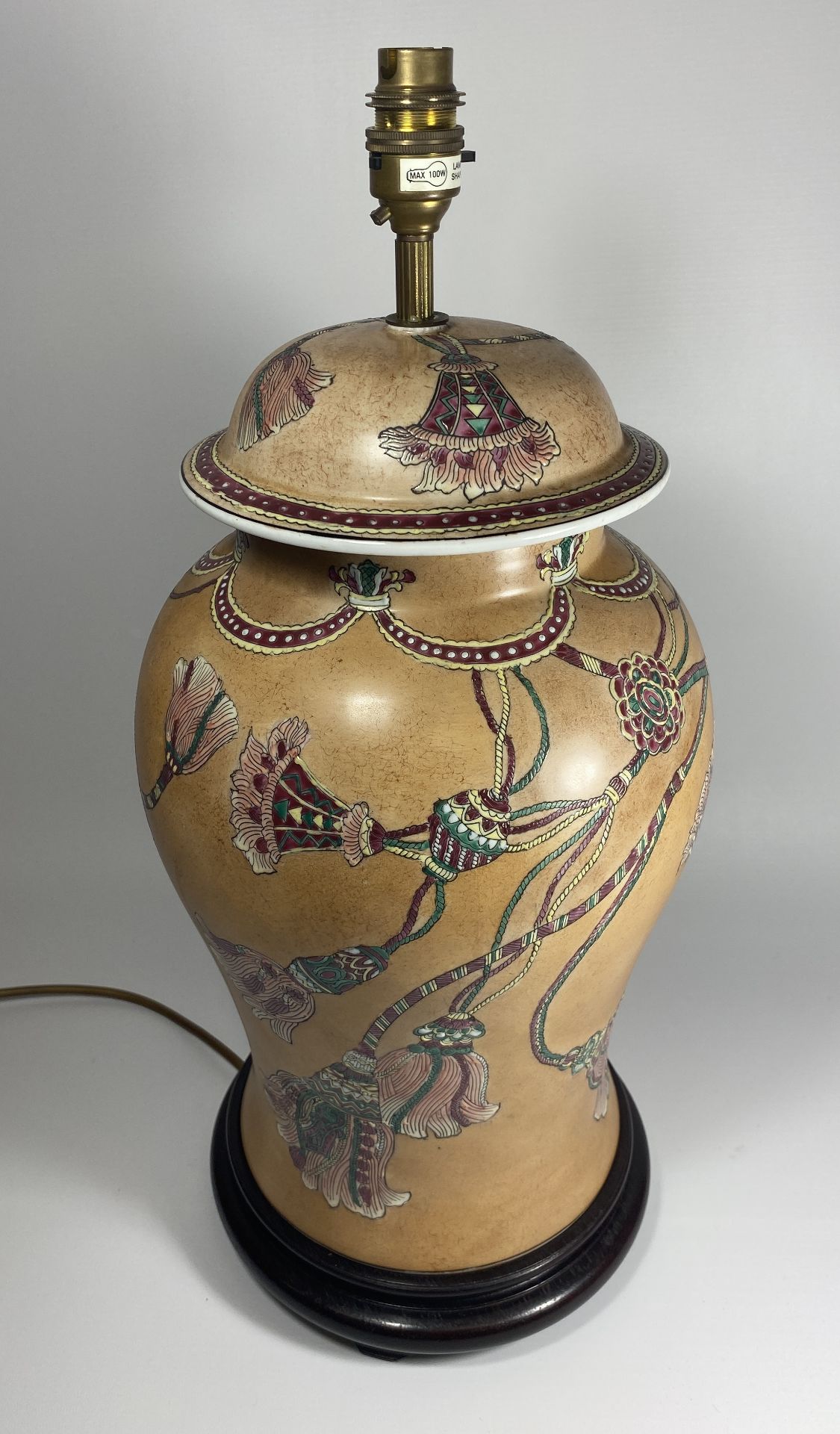 A LARGE ORIENTAL POTTERY TABLE LAMP WITH FLORAL DESIGN ON WOODEN BASE, HEIGHT APPROX 54CM