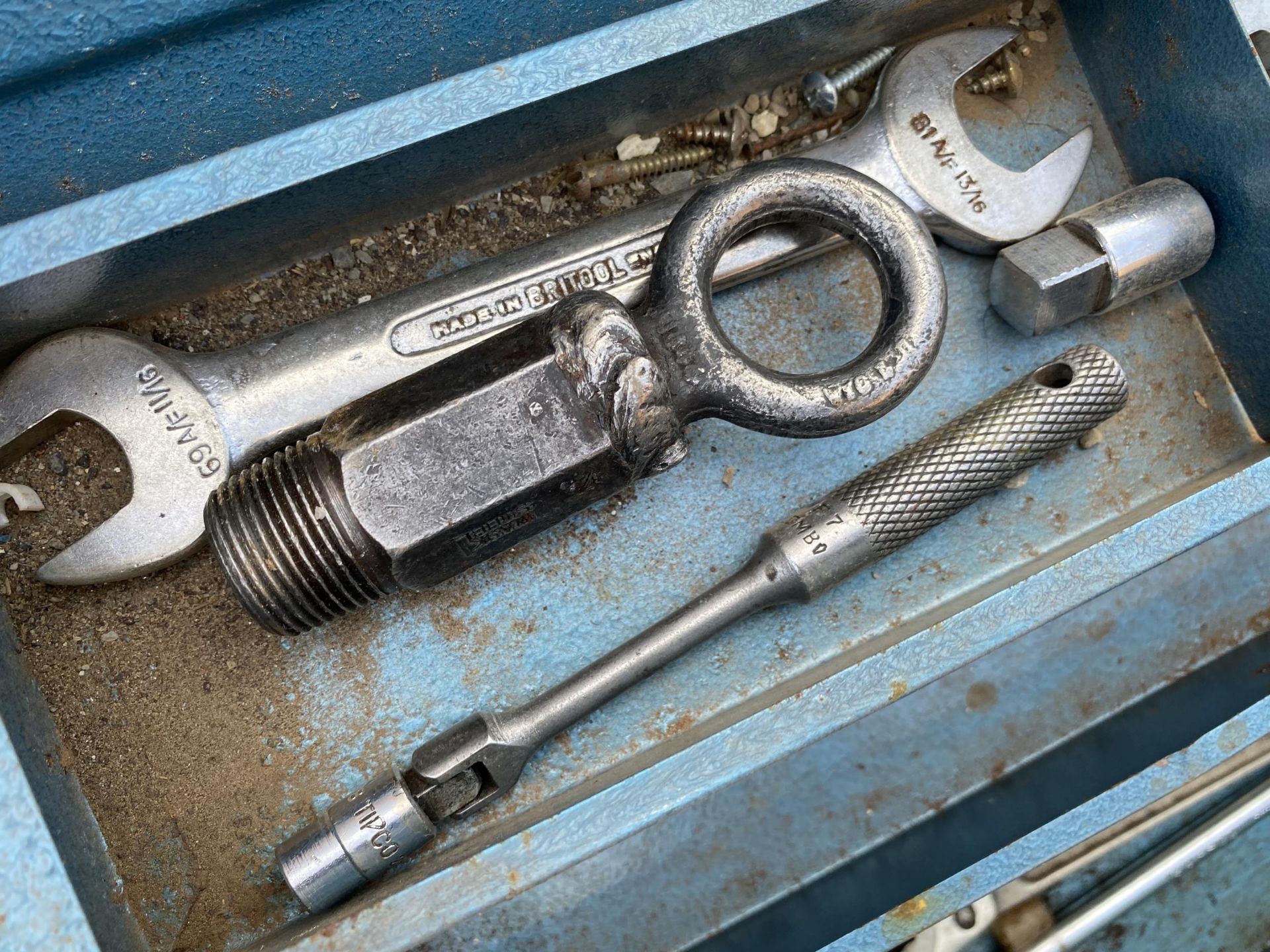 A METAL TOOL BOX CONTAINING AN ASSORTMENT OF TOOLS TO INCLUDE SPANNERS AND SOCKETS ETC - Image 6 of 7