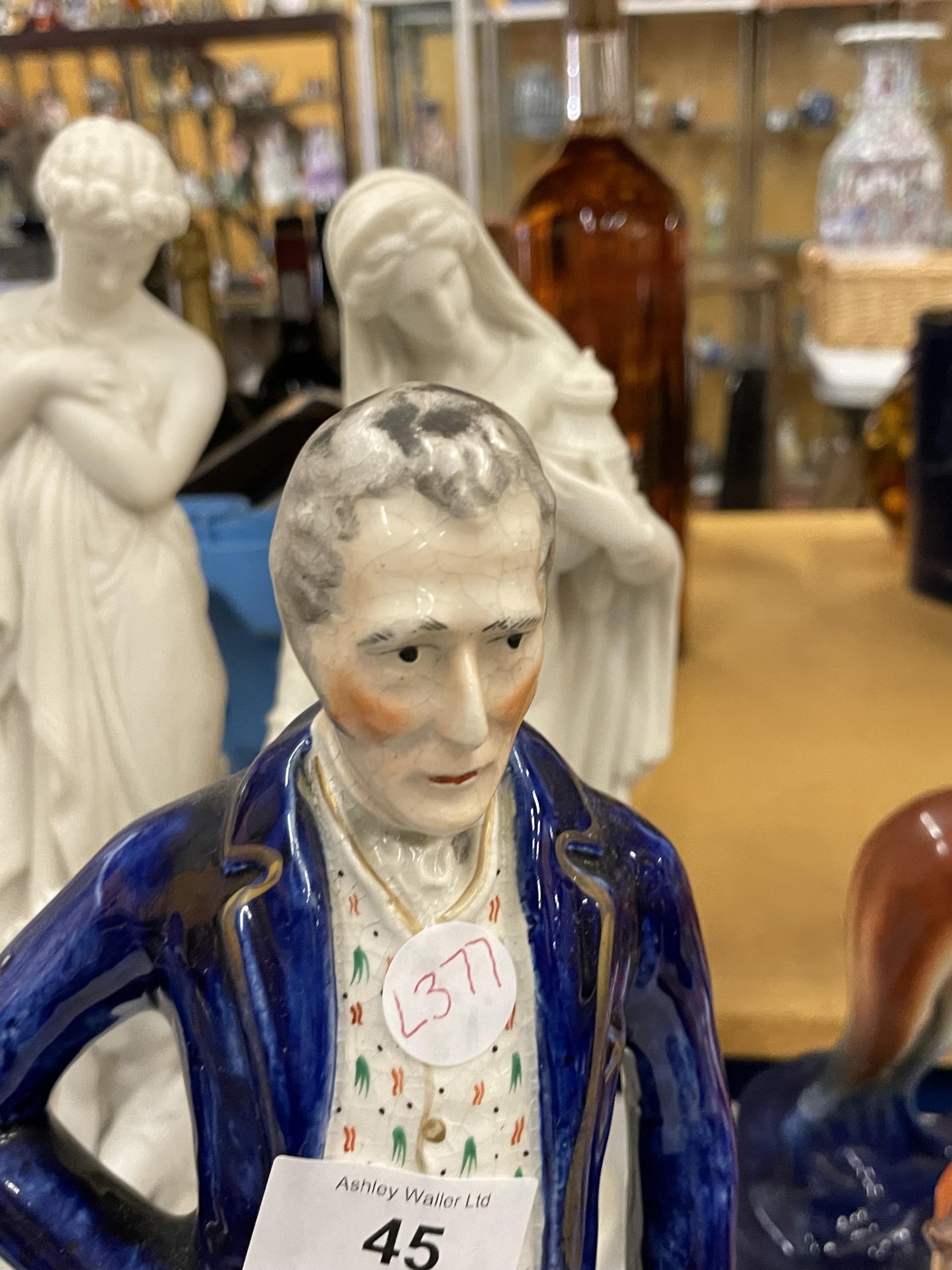 A MID 19TH CENTURY STAFFORDSHIRE POTTERY MODEL OF WELLINGTON - Bild 3 aus 4