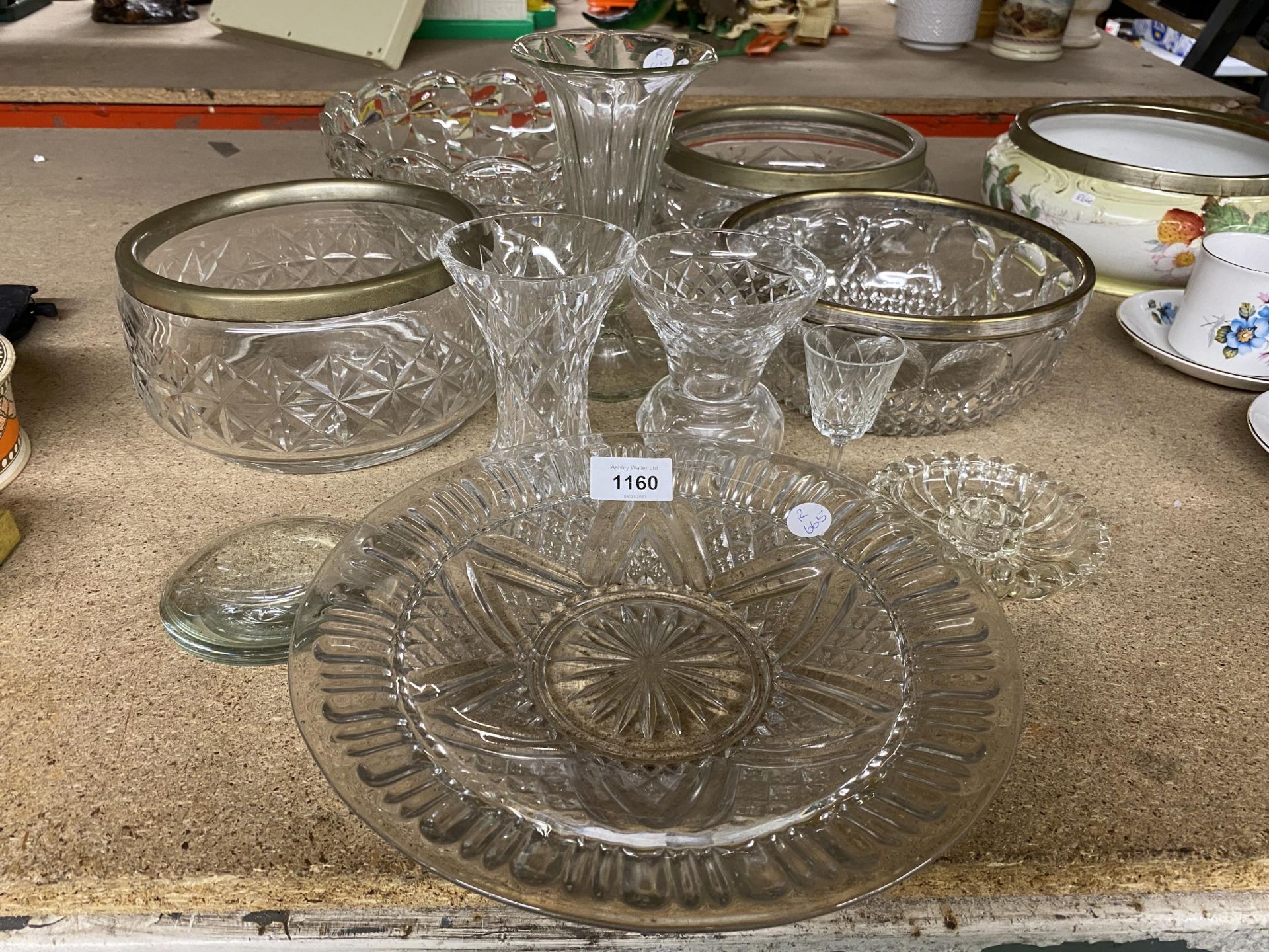 A GROUP OF VINTAGE CUT GLASS AND FURTHER GLASS BOWLS ETC