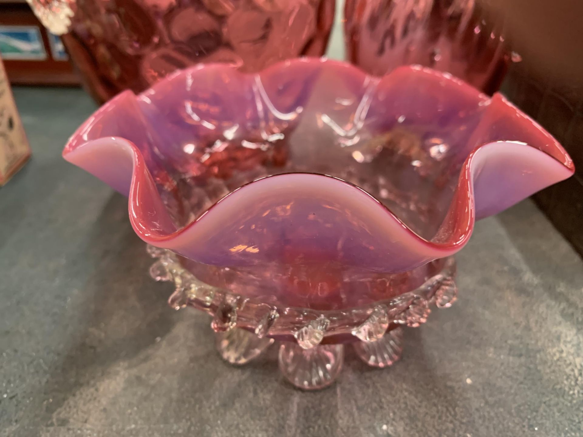 A LARGE QUANTITY OF CRANBERRY GLASS TO INCLUDE JUGS, GLASSES, BOWLS, ETC - Image 4 of 5