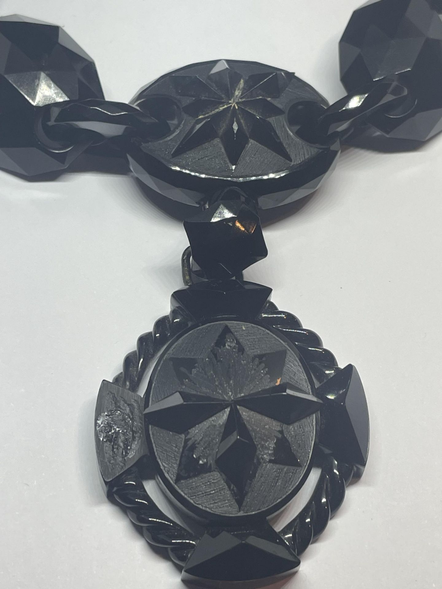 A WHITBY JET NECKLACE - Image 2 of 4