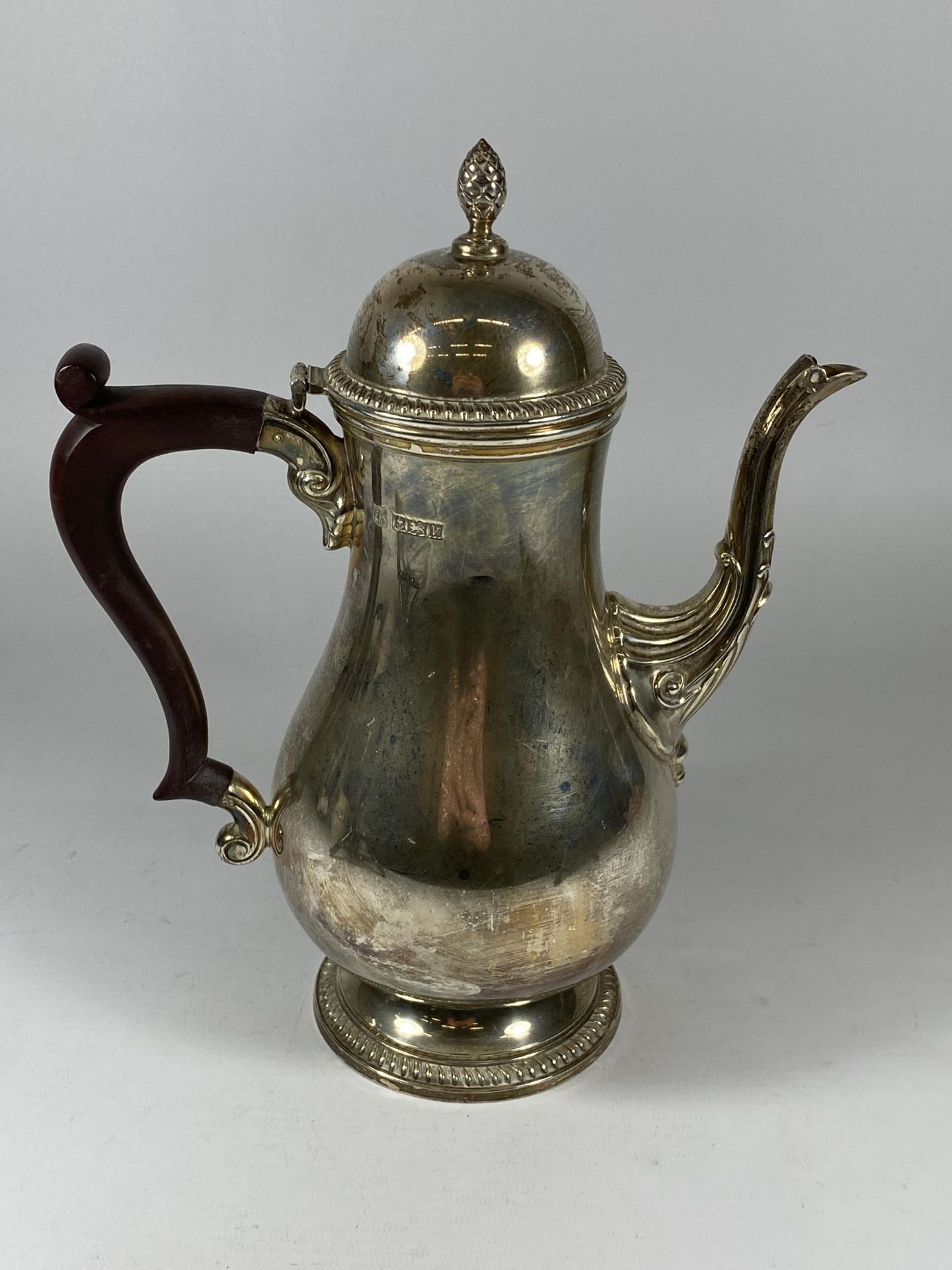 A SILVER GEORGIAN STYLE TEAPOT, HALLMARKS FOR BIRMINGHAM 1970, MAKER BARKER ELLIS SILVER CO,