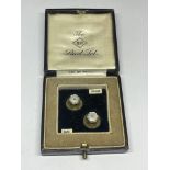 A PAIR OF 9 CARAT GOLD COLLAR AND BACK STUDS FROM THE OP STUD SET IN ORIGINAL PRESENTATION BOX GROSS