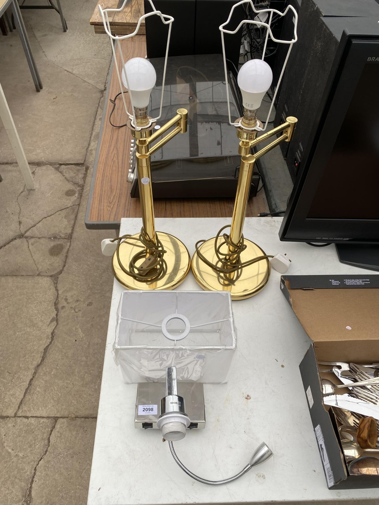 A PAIR OF BRASS EFFECT TABLE LAMPS AND A WALL LIGHT FITTING WITH SHADE