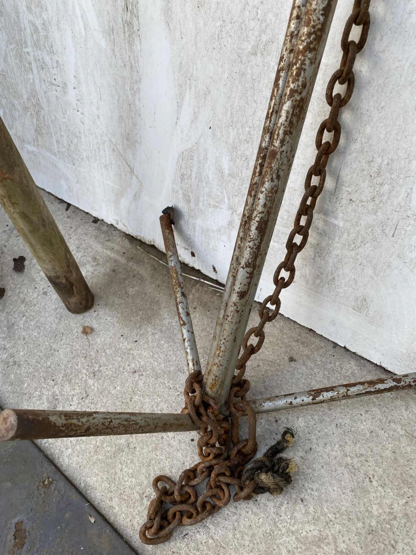 A METAL BOAT ANCHOR WITH CHAIN - Image 2 of 2