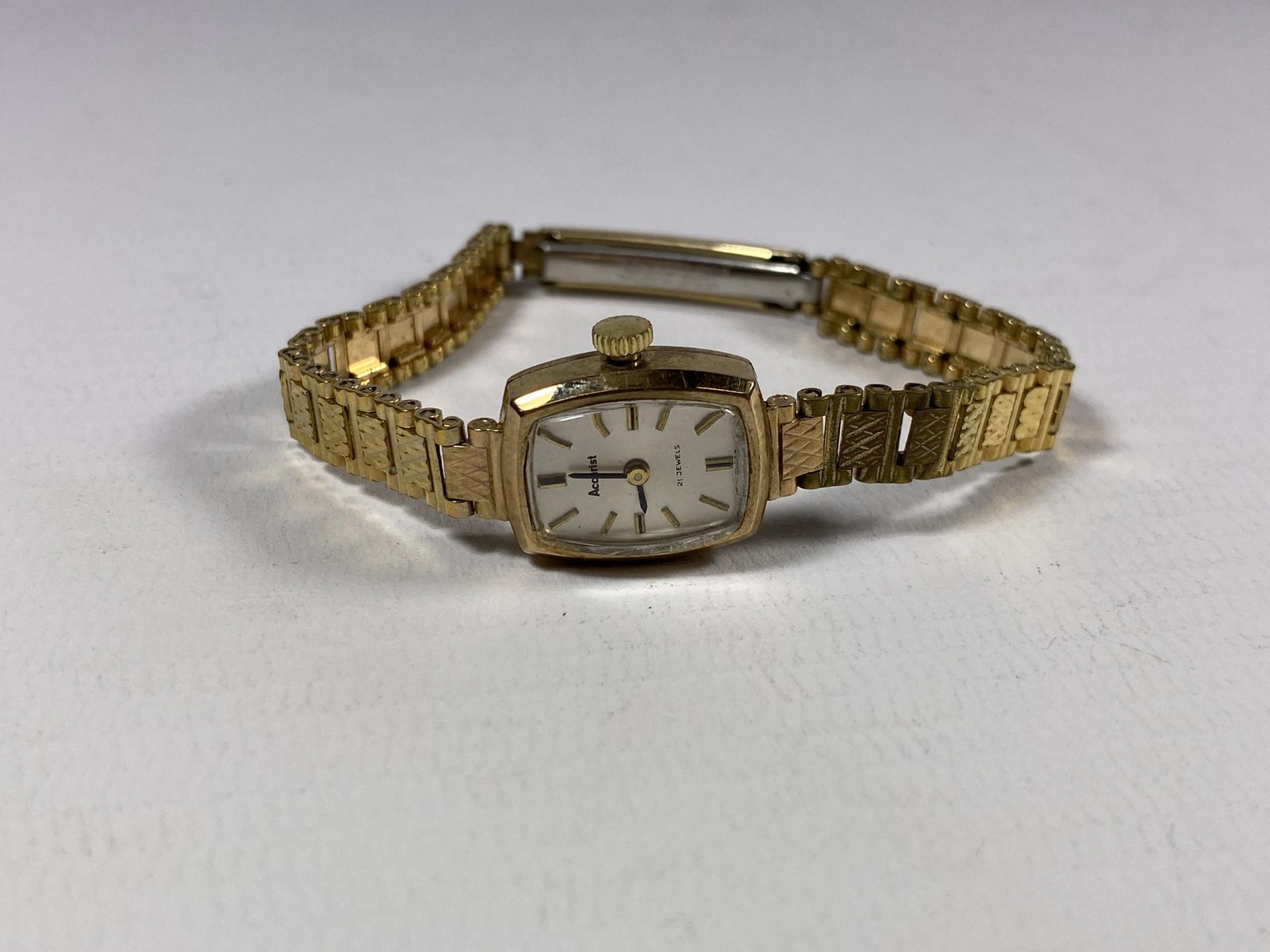 A 9CT YELLOW GOLD CASED LADIES ACCURIST WATCH