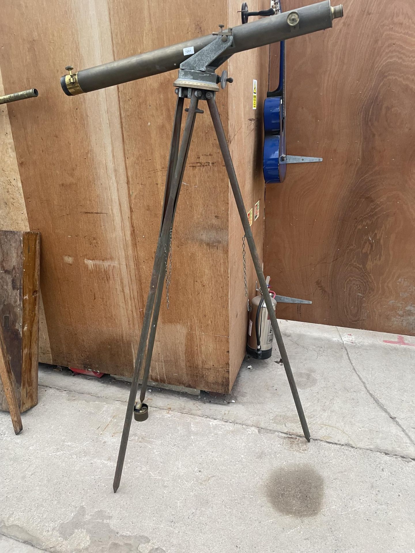 A BELIEVED MILITARY VINTAGE TELESCOPE WITH TRIPOD STAND AND SPARE SIGHT GLASSES