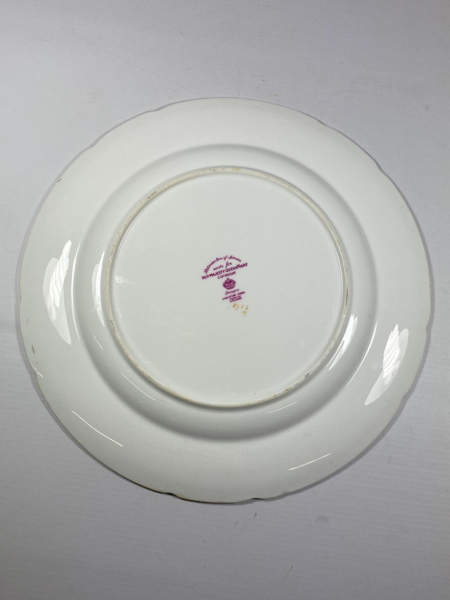 A HAND PAINTED FLORAL CABINET PLATE, SIGNED A.HOLLAND - Image 3 of 3
