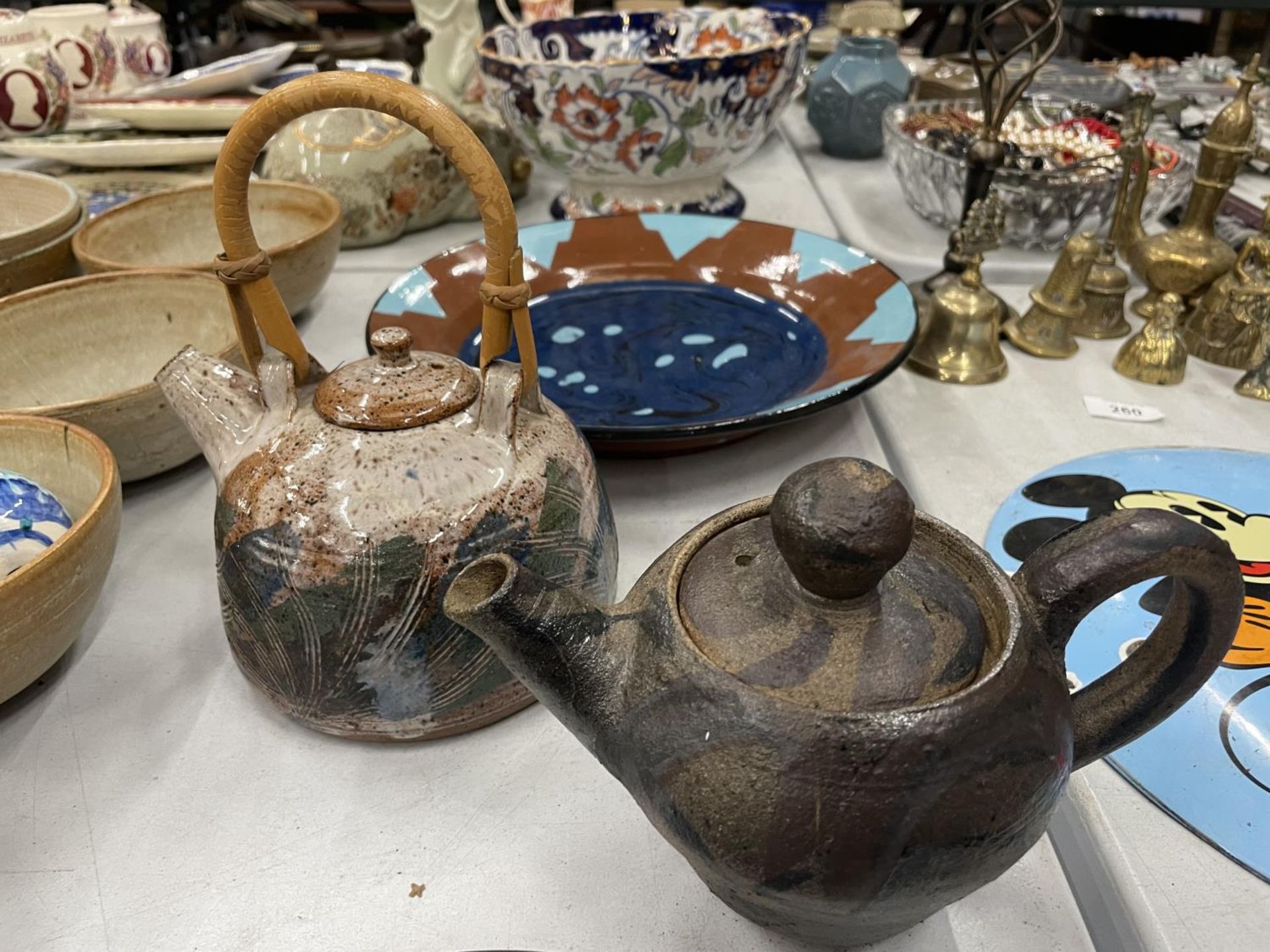 A QUANTITY OF STUDIO POTTERY TO INCLUDE A GLAZED KETTLE, TEAPOT AND SHALLOW BOWLS - Image 2 of 3