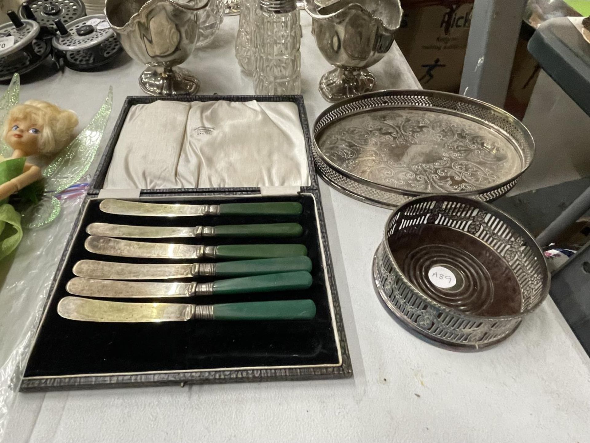 ALARGE QUANTITY OFSILVER PLATED ITEMS TO INCLUDE CANDLESTICKS, A VINTAGE BOXED SET OF KNIVES, - Bild 2 aus 4