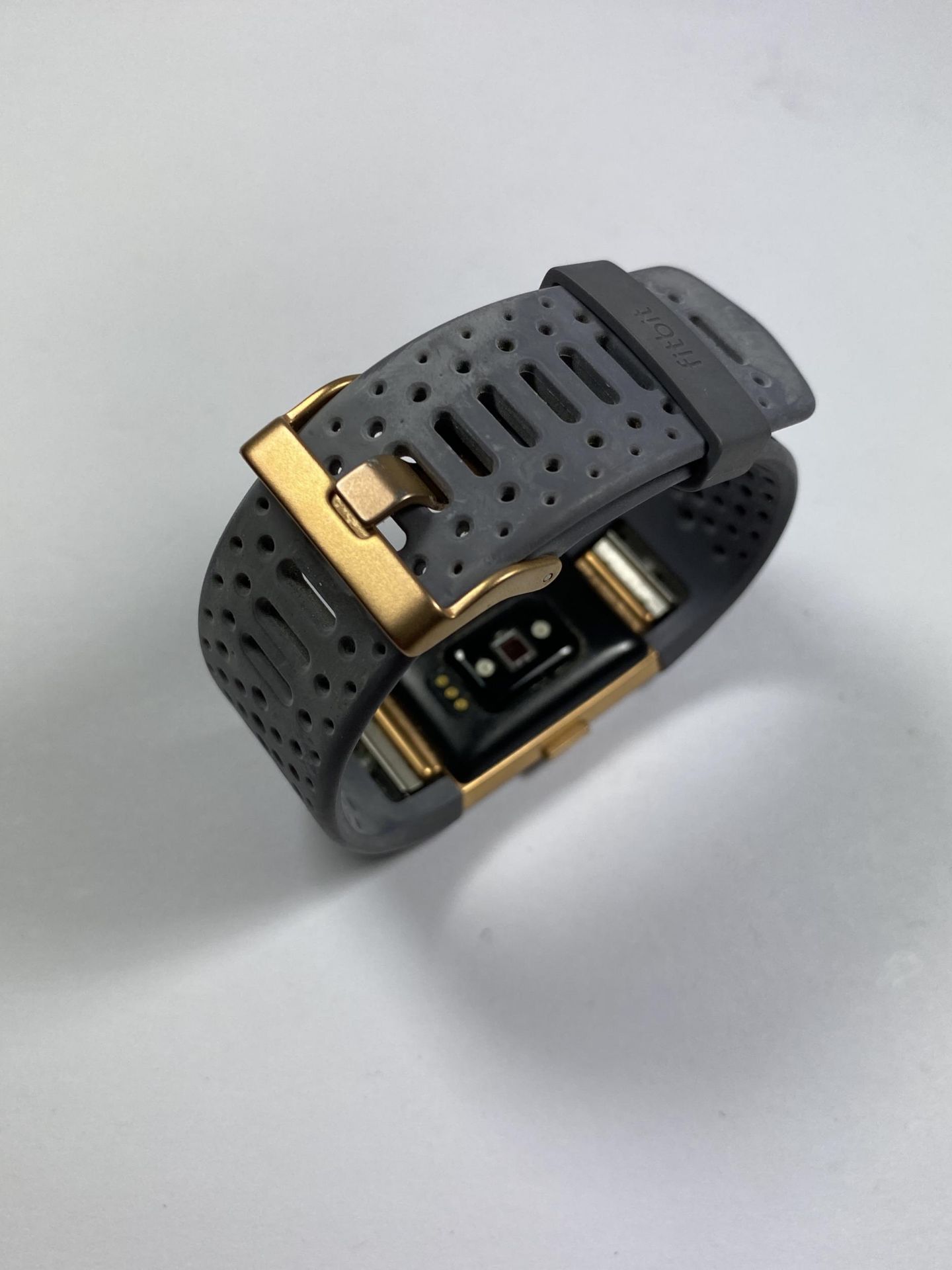 A FITBIT WATCH IN WORKING ORDER - Image 3 of 3