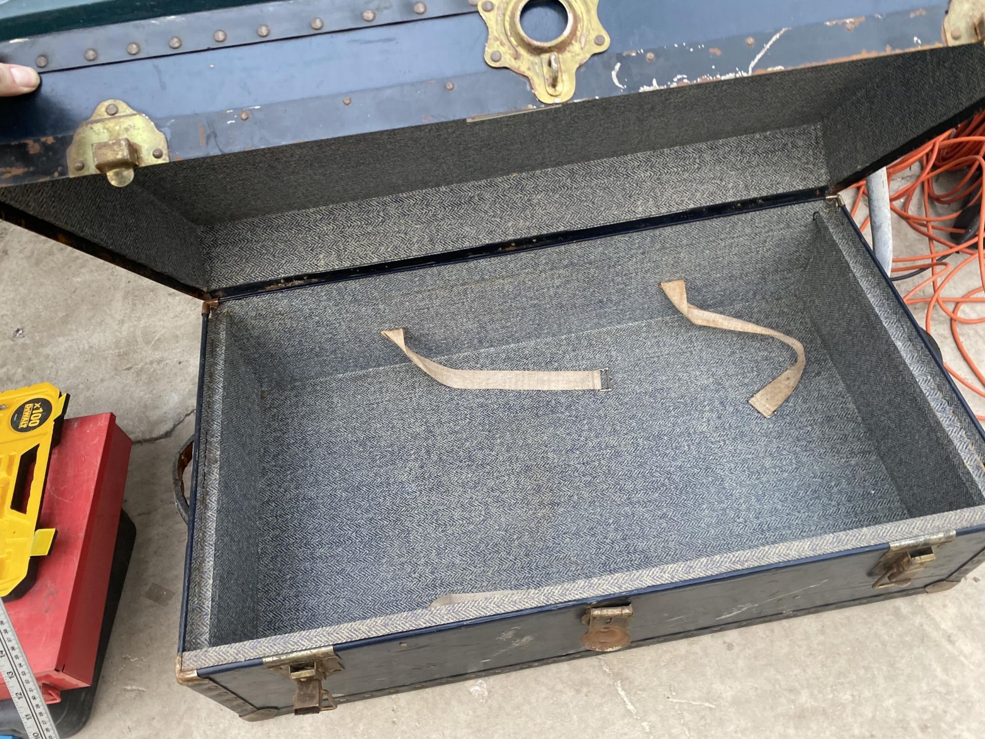 A LARGE VINTAGE TRAVEL CASE - Image 2 of 4