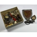 A MIXED LOT OF VINTAGE ITEMS TO INCLUDE LEAD AND GLASS PLAQUE DATED 1851, GOLD PLATED ALBERT
