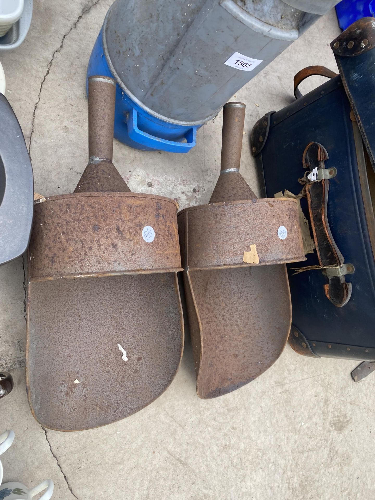 A PLASTIC COAL SKUTTLE AND TWO LARGE METAL SCOOPS - Image 2 of 2