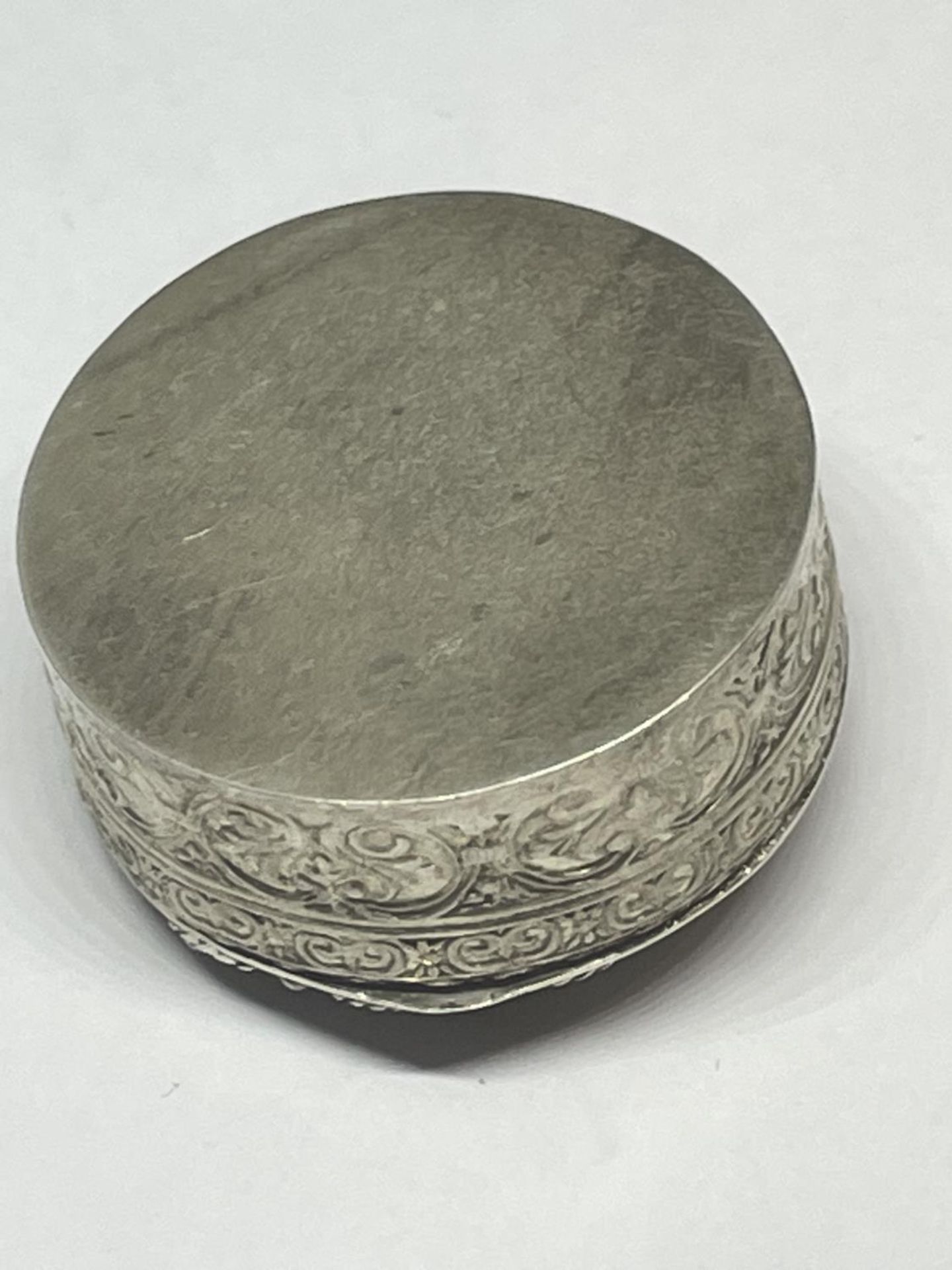 A DECORATIVE .800 GRADE SILVER PILL BOX - Bild 3 aus 3