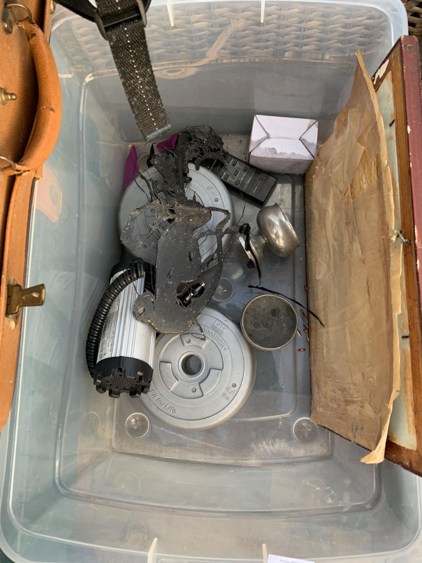 AN ASSORTMENT OF HOUSEHOLD CLEARANCE ITEMS TO INCLUDE SUITCASES AND SILVER PLATE ETC - Image 2 of 3