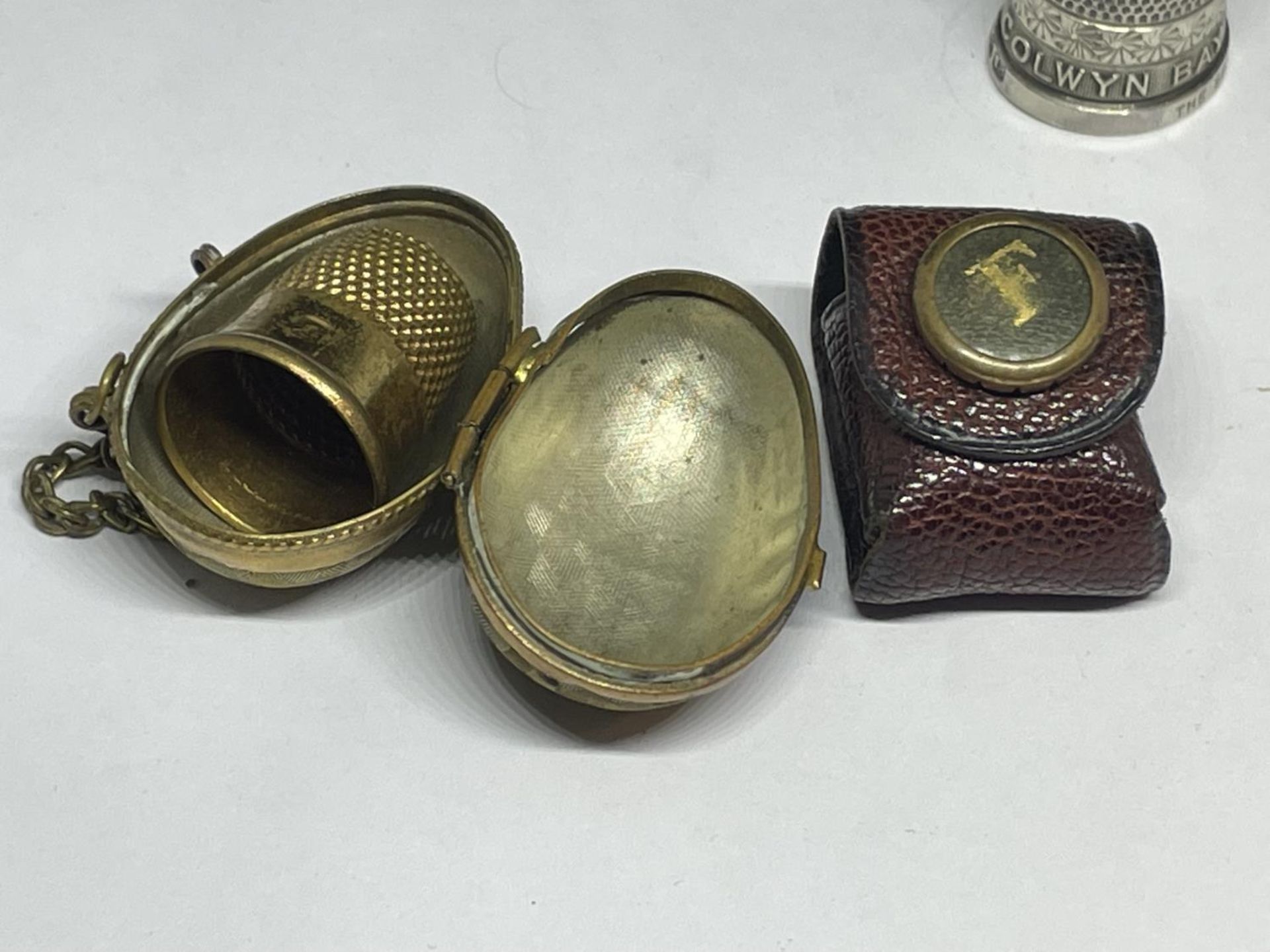 EIGHT VARIOUS THIMBLES TO INCLUDE TWO CHESTER AND TWO BIRMINGHAM HALLMARKED, A LEATHER CASE AND A - Image 6 of 7