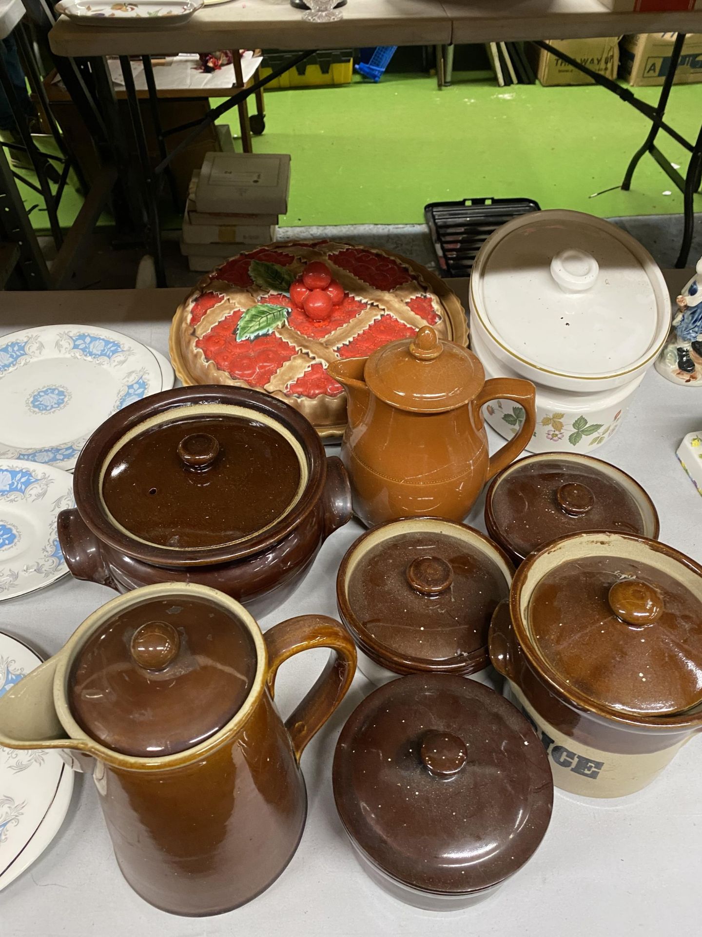 A QUANTITY OF VINTAGE STONEWARE ITEMS TO INCLUDE A TEA AND COFFEE POT, STORAGE CONTAINERS, A PIE