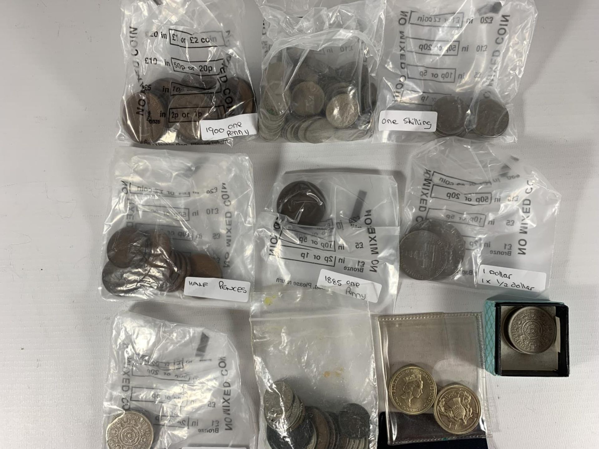 A LARGE QUANTITY OF ASSORTED G.B COINS TO INCLUDE 1948 HALF CROWN, SIXPENCES, SHILLINGS ETC - Bild 2 aus 3