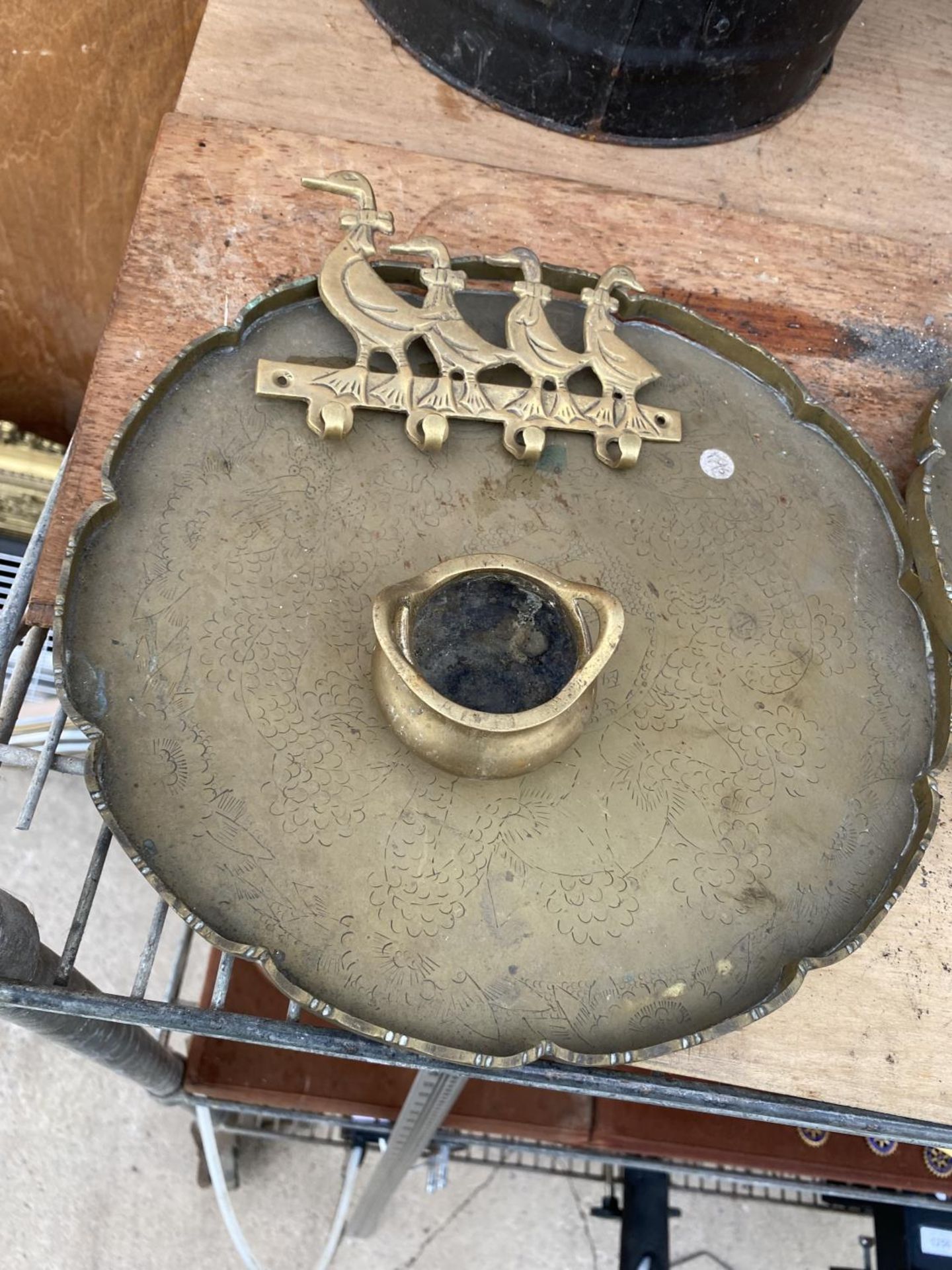 AN ASSORTMENT OF BRASS ITEMS TO INCLUDE TWO EMBOSSED TRAYS AND TWO MINITURE COULDRONS WITH - Image 2 of 3