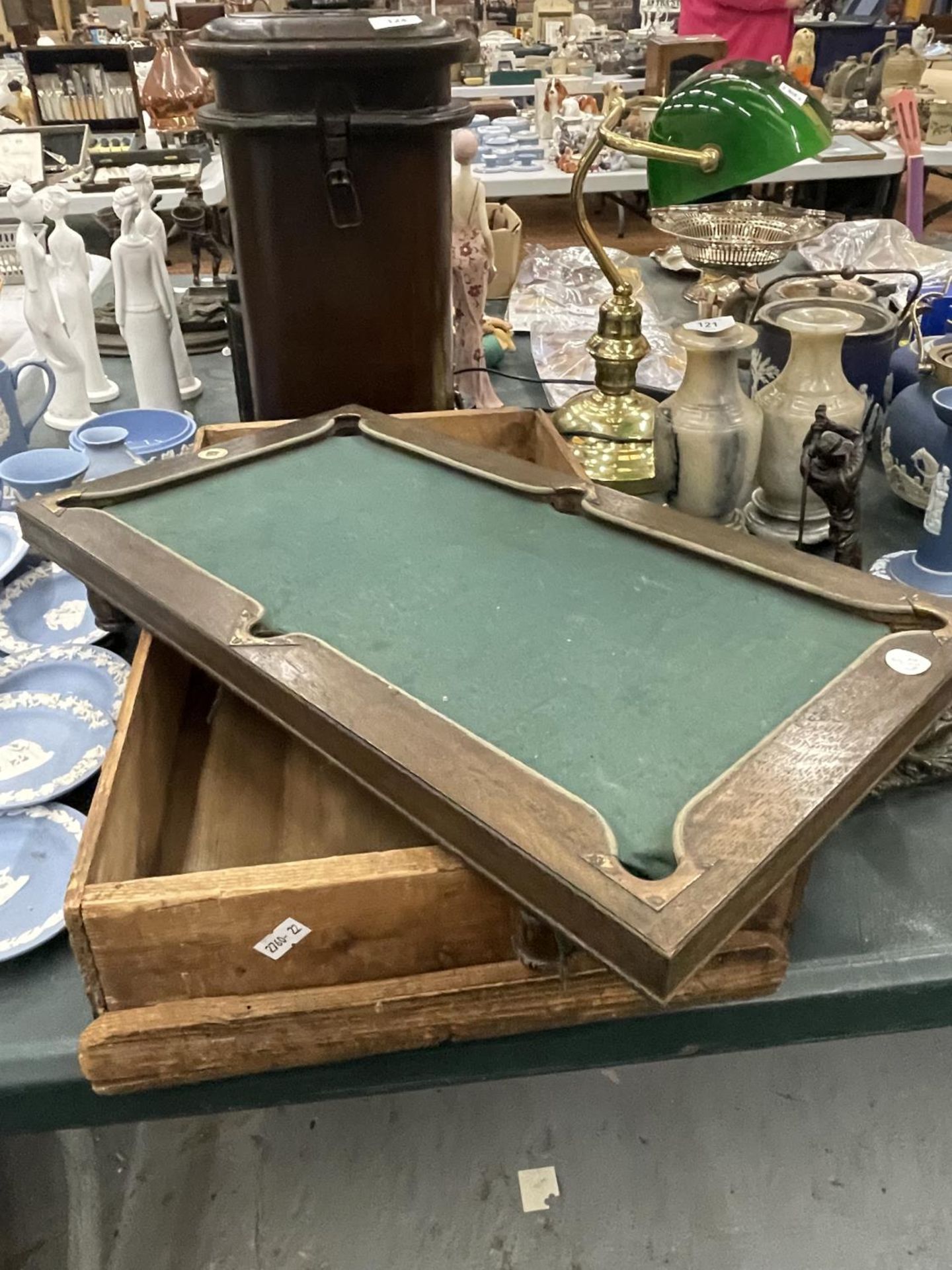 A VINTAGE BOXED SALESMAN'S MINIATURE SNOOKER / BILLIARDS TABLE WITH SNOOKER SCORER (MISSING ONE - Image 2 of 3