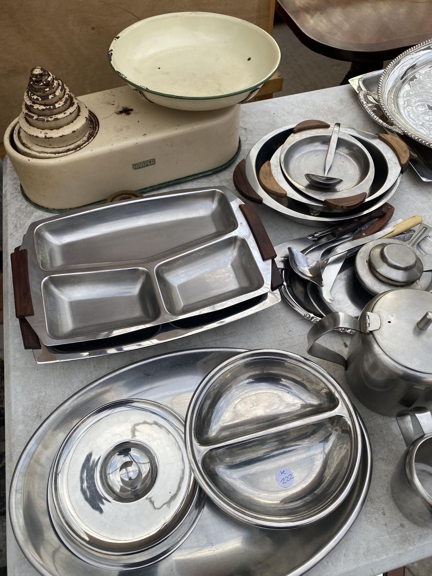 AN ASSORTMENT OF STAINLESS STEEL KITCHEN ITEMS TO INCLUDE TRAYS, TEAPOTS AND A SET OF HARPER - Image 2 of 3