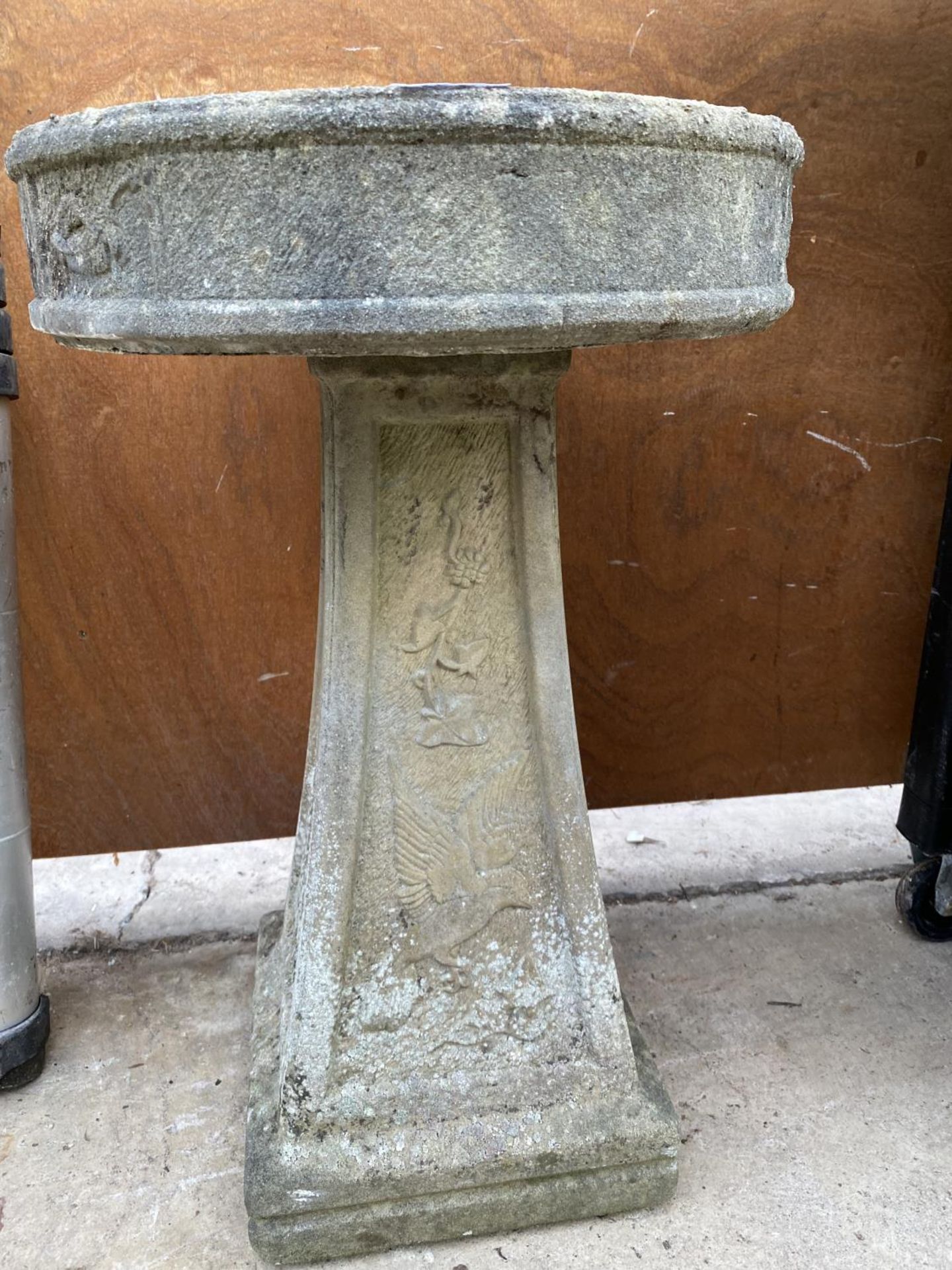 A RECONSTITUTED STONE BIRD BATH WITH PEDESTAL BASE - Image 3 of 4