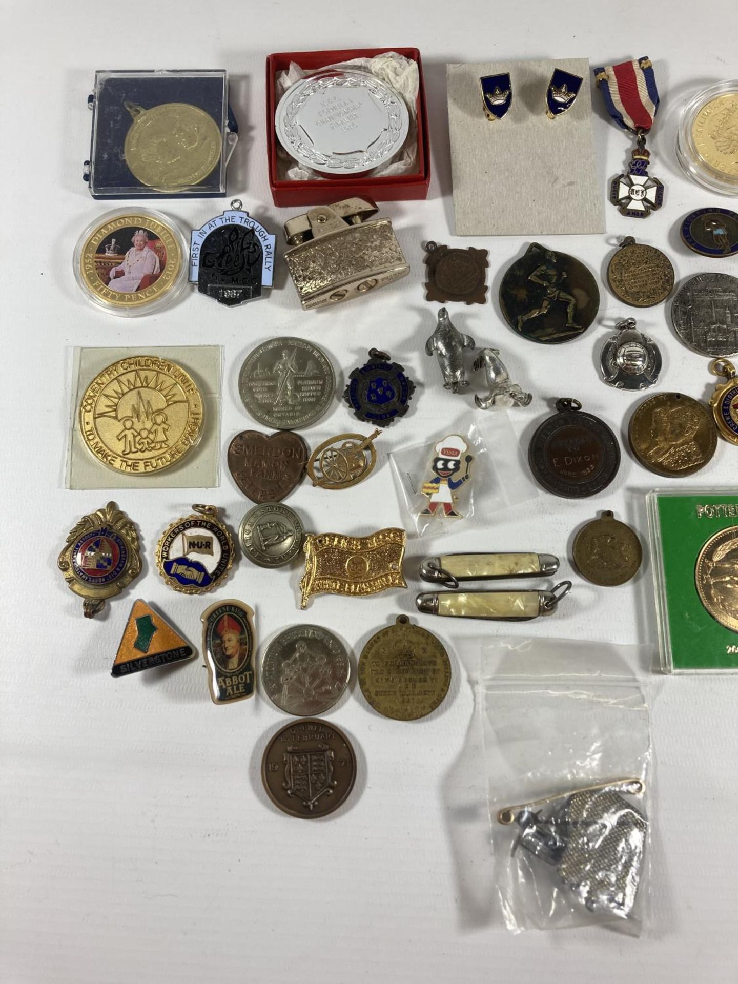 A MIXED GROUP OF ITEMS TO INCLUDE ENAMEL BADGES, COINS ETC - Bild 2 aus 6