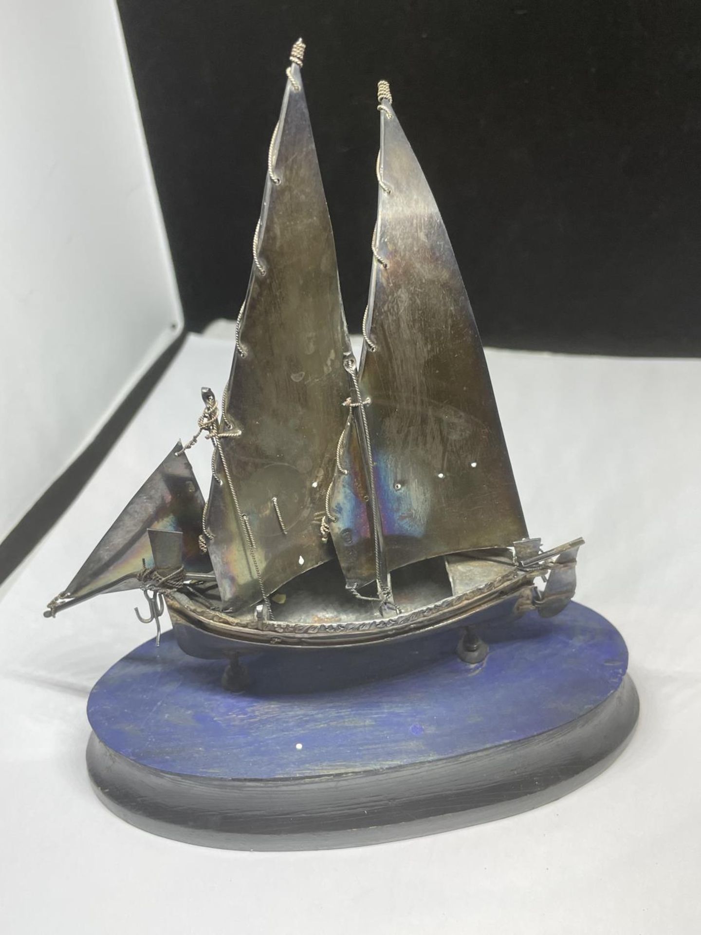 AN UNUSUAL HALLMARKED SILVER MODEL OF A SHIP ON WOODEN BASE, HEIGHT 15CM