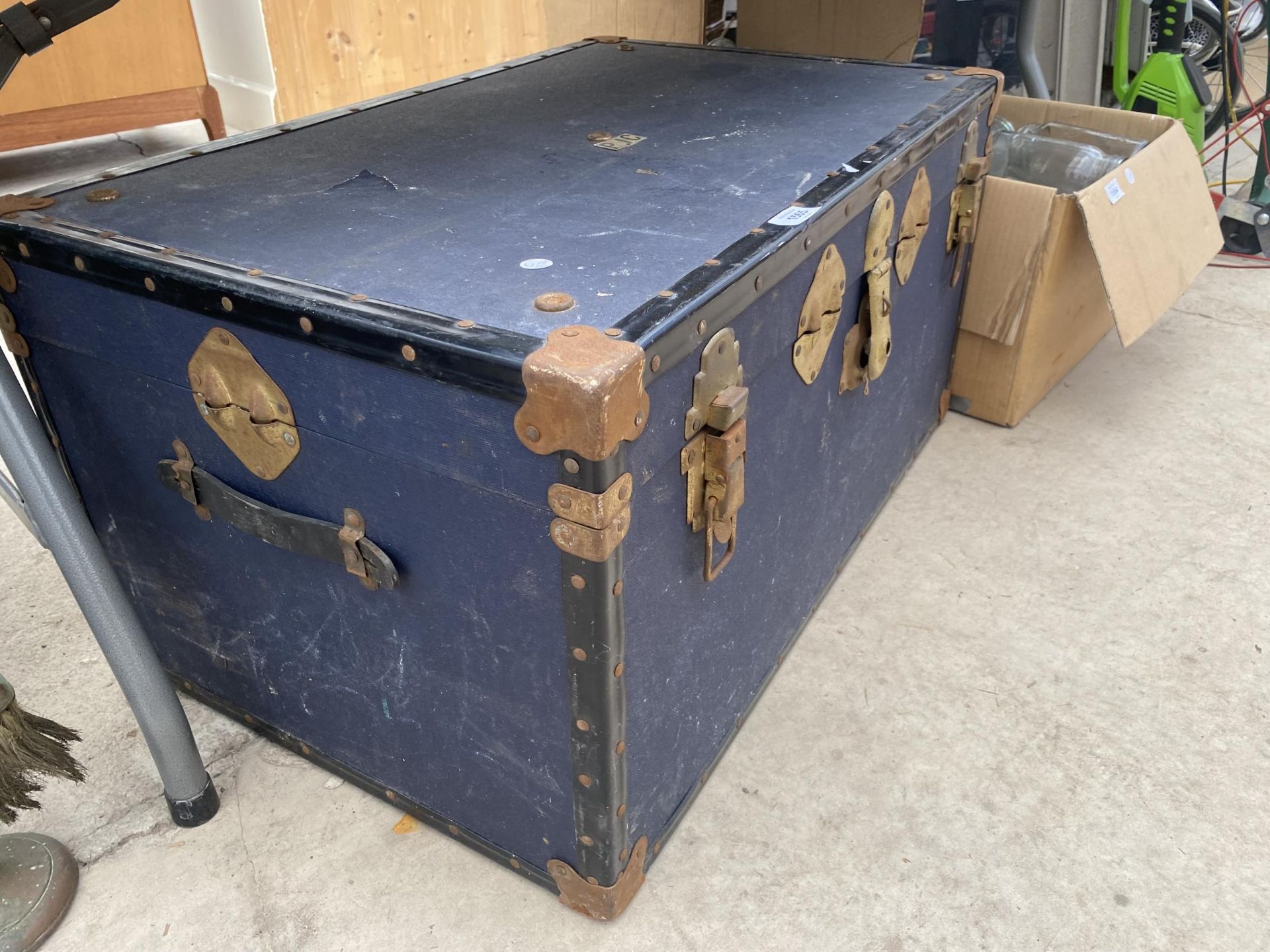 A LARGE VINTAGE TRAVEL TRUNK - Bild 2 aus 3