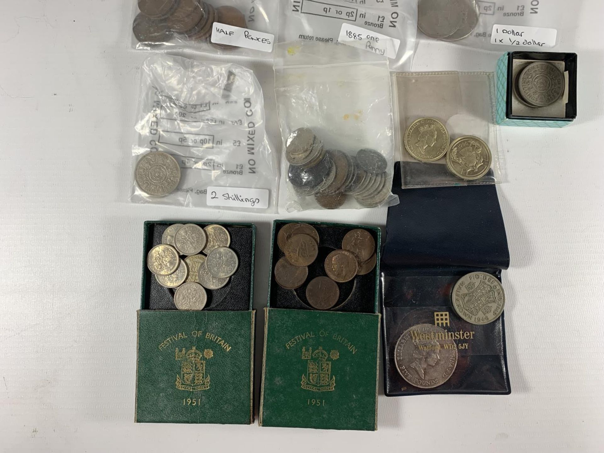 A LARGE QUANTITY OF ASSORTED G.B COINS TO INCLUDE 1948 HALF CROWN, SIXPENCES, SHILLINGS ETC - Bild 3 aus 3
