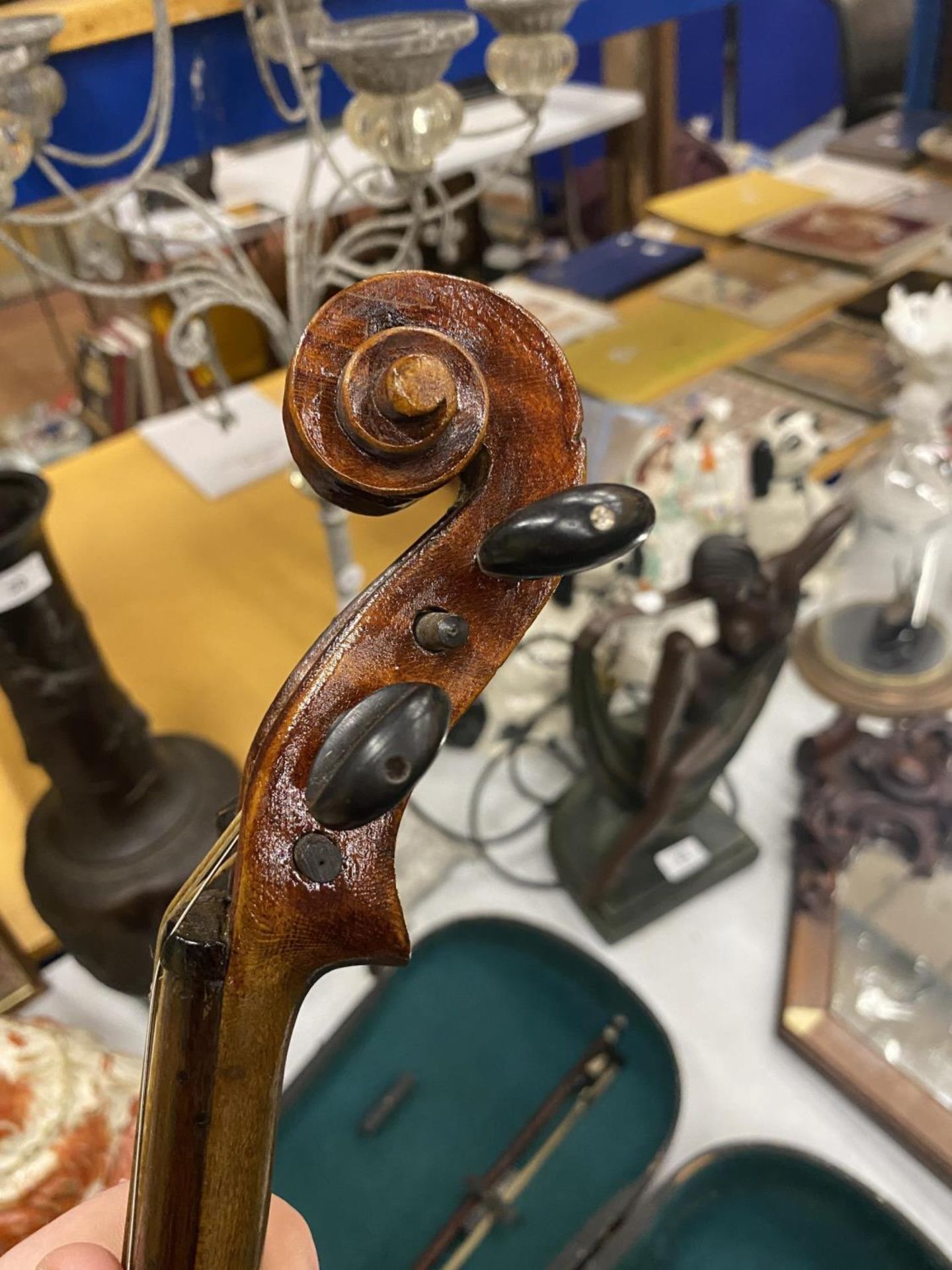 A VINTAGE VIOLIN & BOW IN WOODEN CARRY CASE - Image 5 of 7