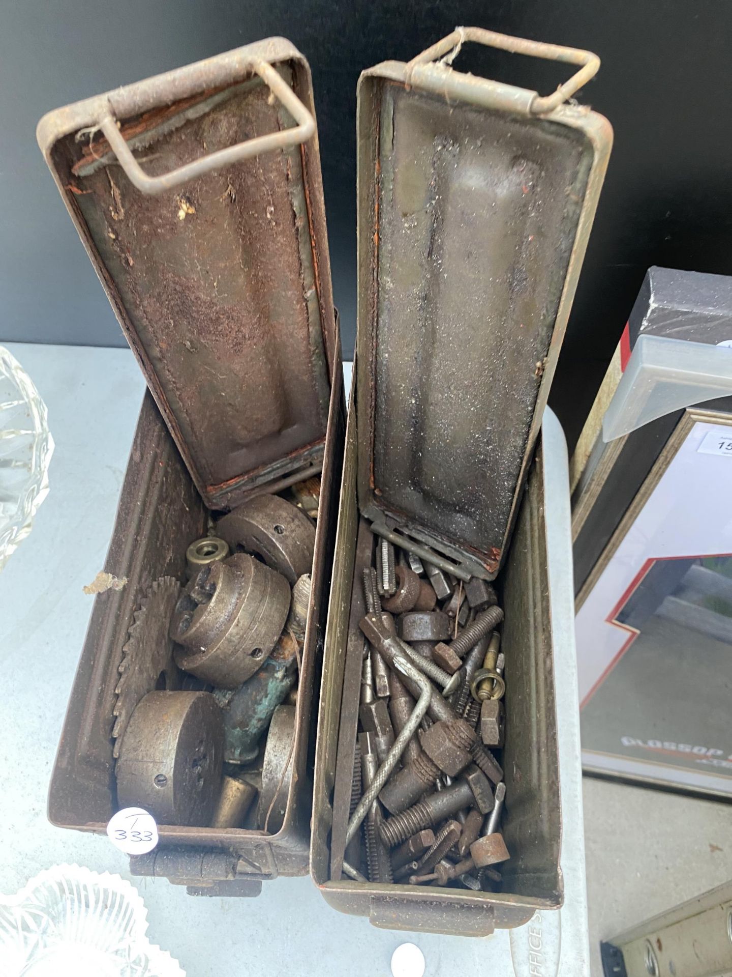 TWO AMMO TINS CONTAINING AN ASSORTMENT OF HARDWARE TO INCLUDE NUTS AND BOLTS ETC - Bild 2 aus 3